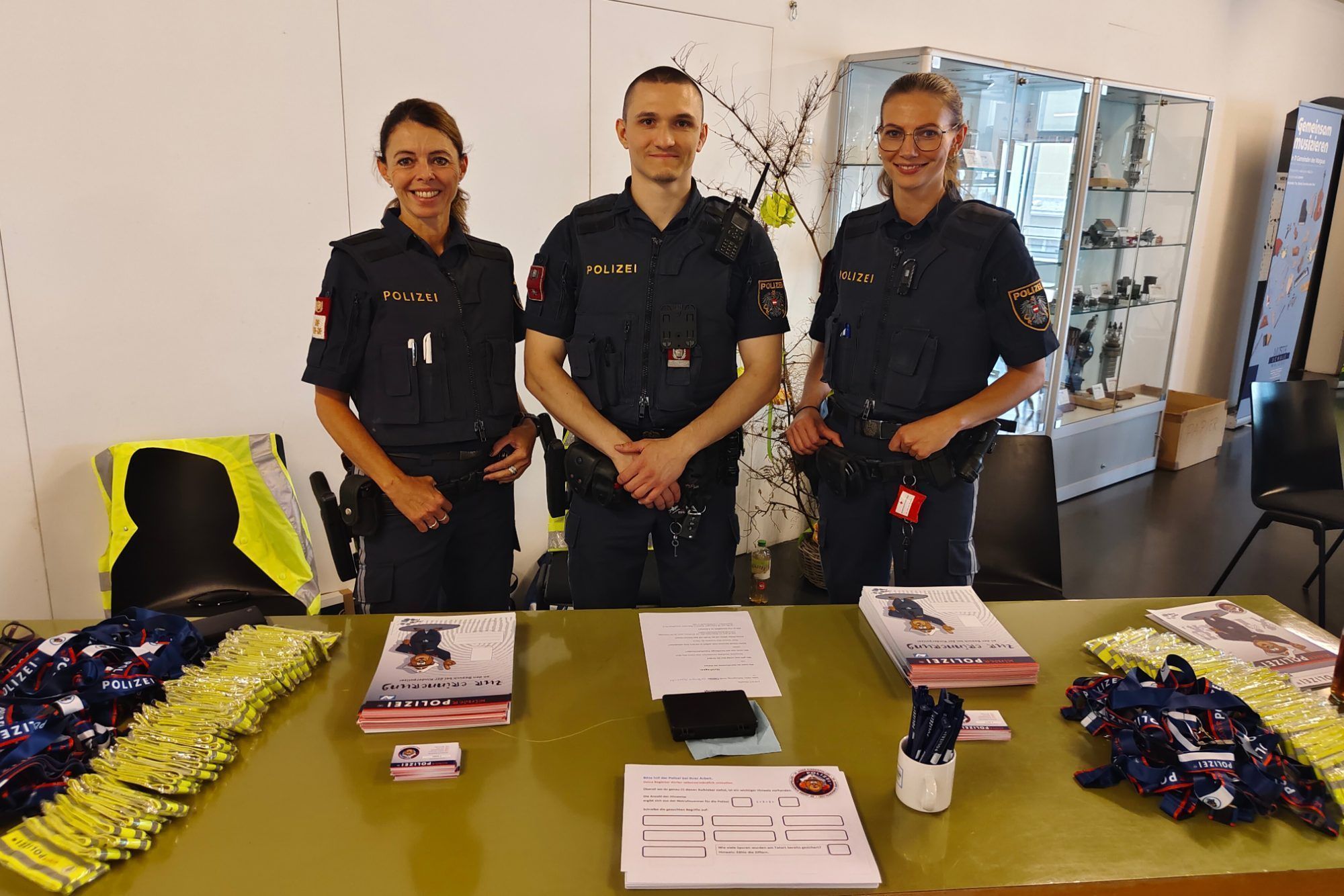 Die Polizeikräfte nahmen sich viel Zeit, Rätsel zu lösen und Kinderpolizeiausweise auszustellen.