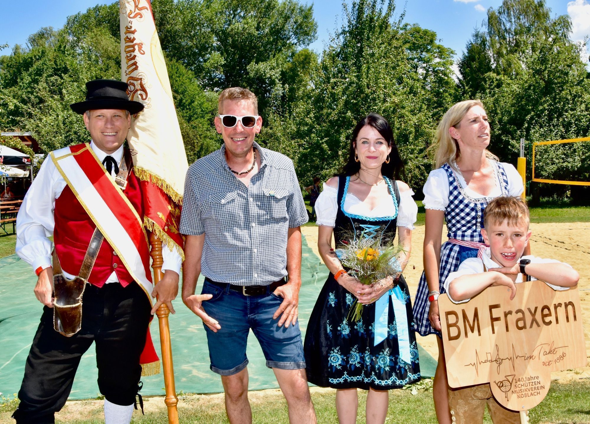 Der Fähnrich der Bürgermusik Fraxern, Steve Mayr, mit Festführer, Festdamen und