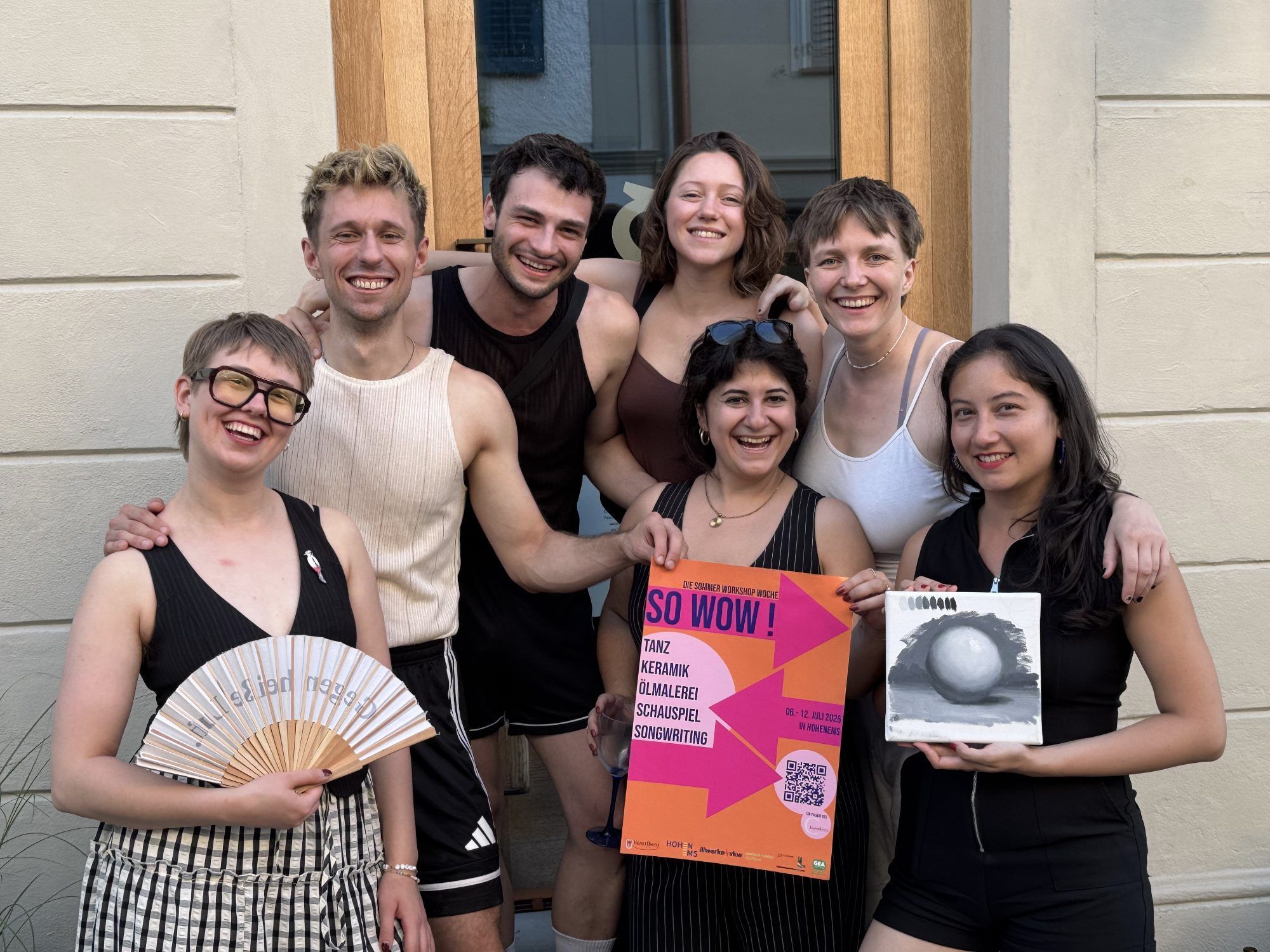 Die So WoW-Projektleiter Mana Samadzadeh und Fabian Tobias Huster mit den Referenten Philomena Juen, Arkadiusz Hryb, Pia Sophie Denz, Olivia Marie Purka und Chantal Boso-Flores bei der Abschlusspräsentation.