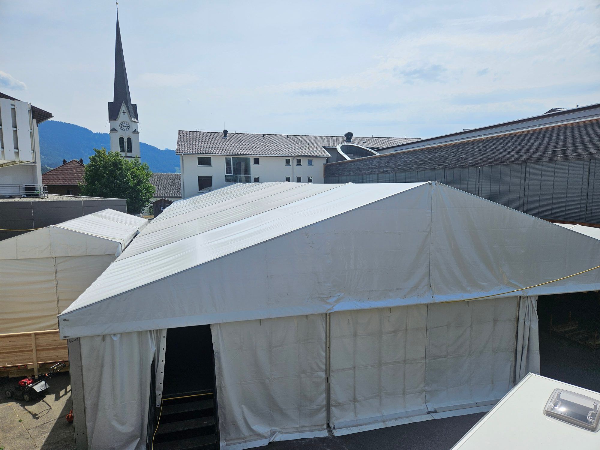 Das Festzelt wurde oberhalb der Kirche auf dem Schulplatz situiert.