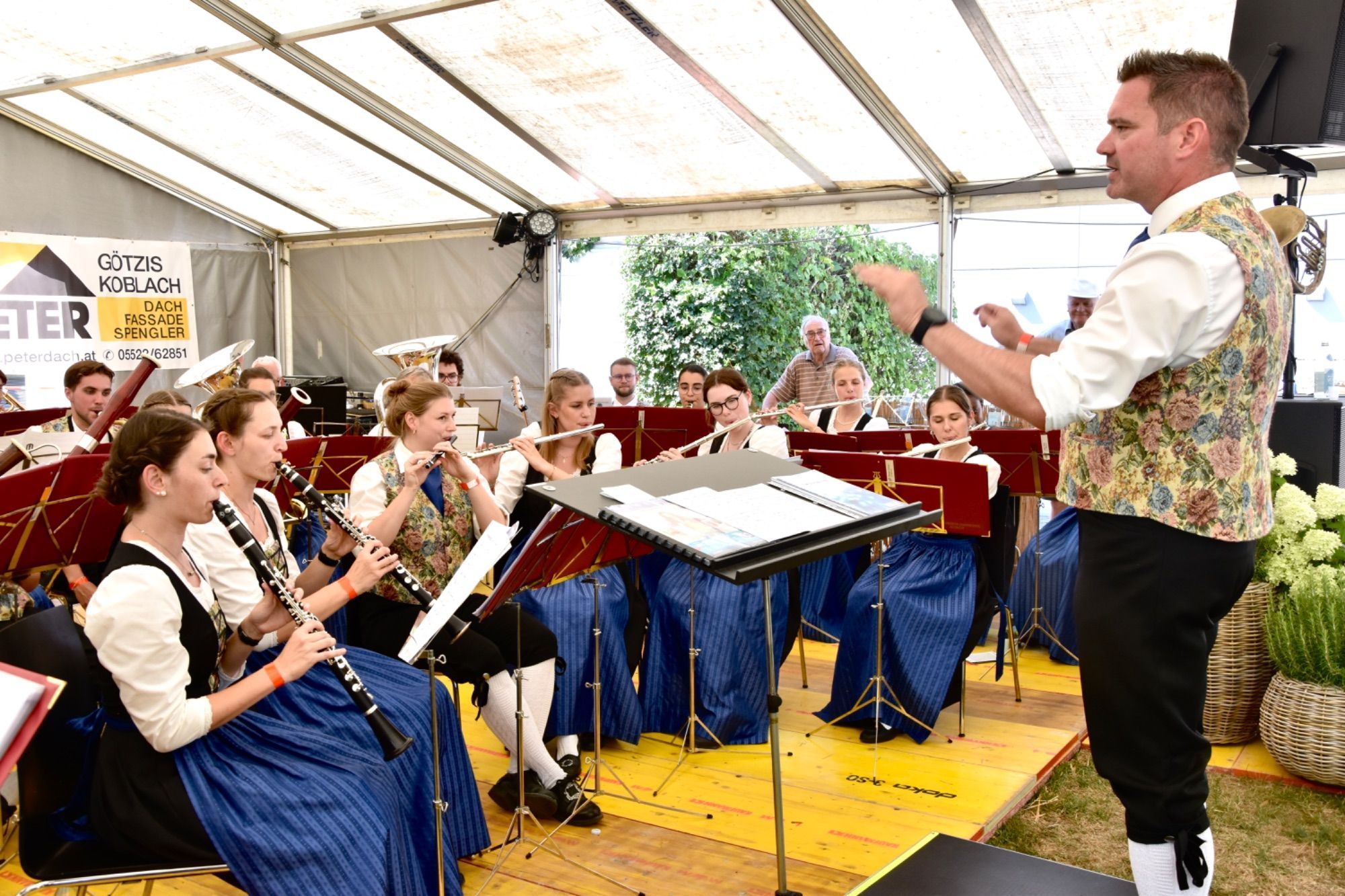 Festumzug und Fahneneinzug in das Festzelt - eine große Freude auch für die glückliche Koblacher Kapellmeisterin Angela Palfrader sowie Gerd Ströhle und Musikvereinsobmann - hier zusammen mit Festobfrau Magdalena Raffeiner.