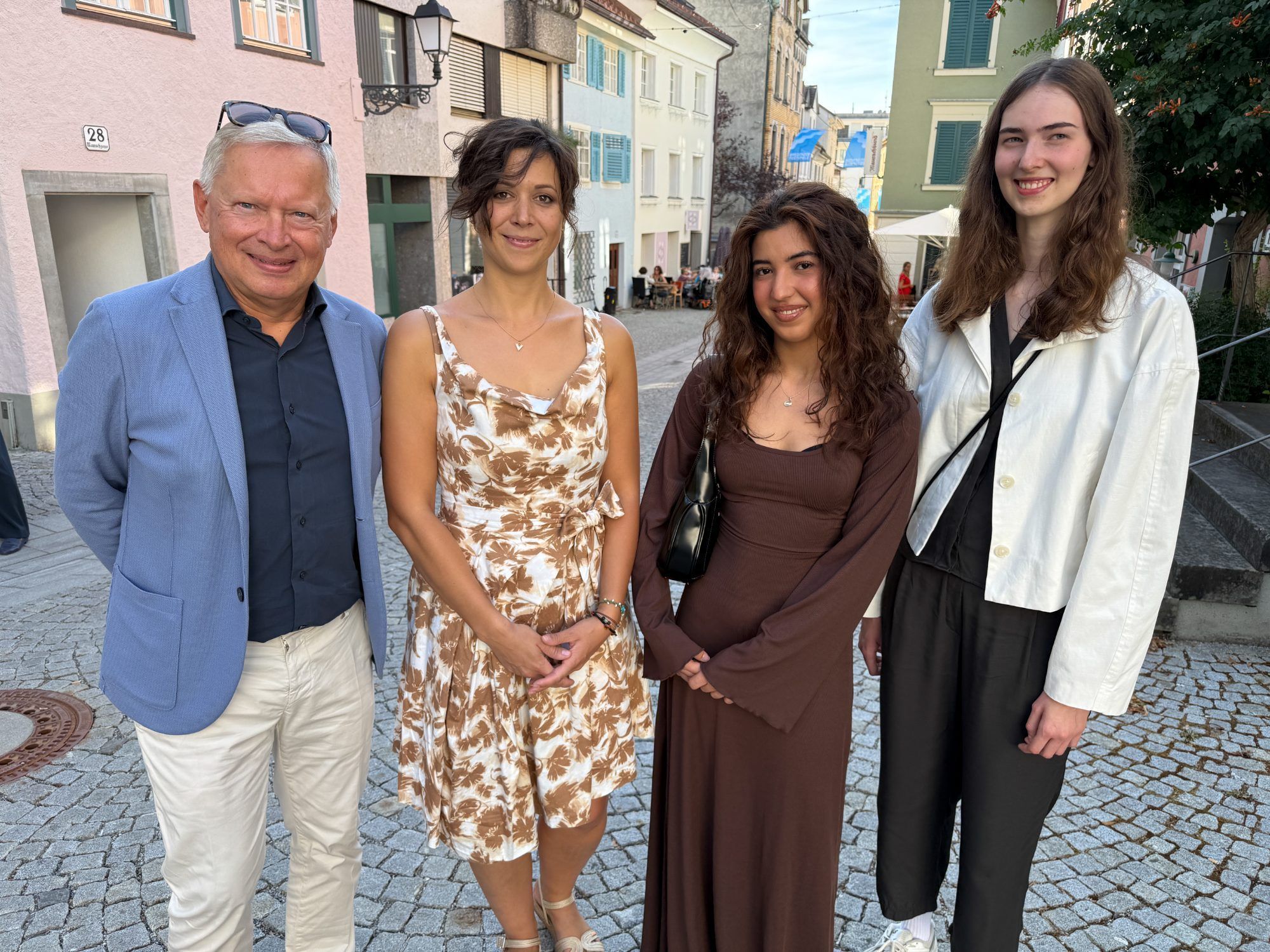GF Michael Hollersbacher und Prüferin Chantal Marent mit den Absolventinnen Nazar Var und Clara Marie Sohm hatten allen Grund zur Freude
