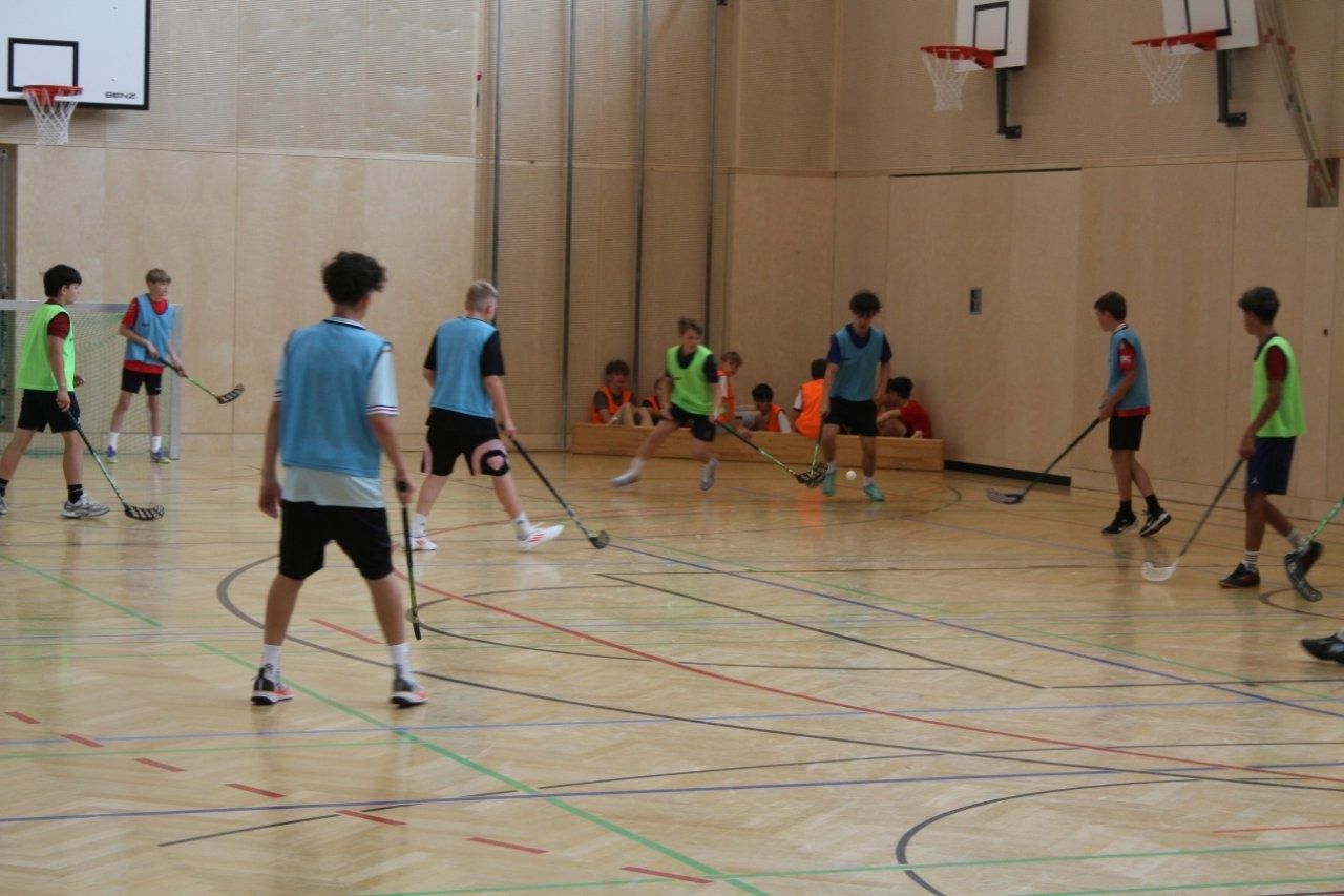 Vollster Einsatz um jeden Zentimer im Hockey.