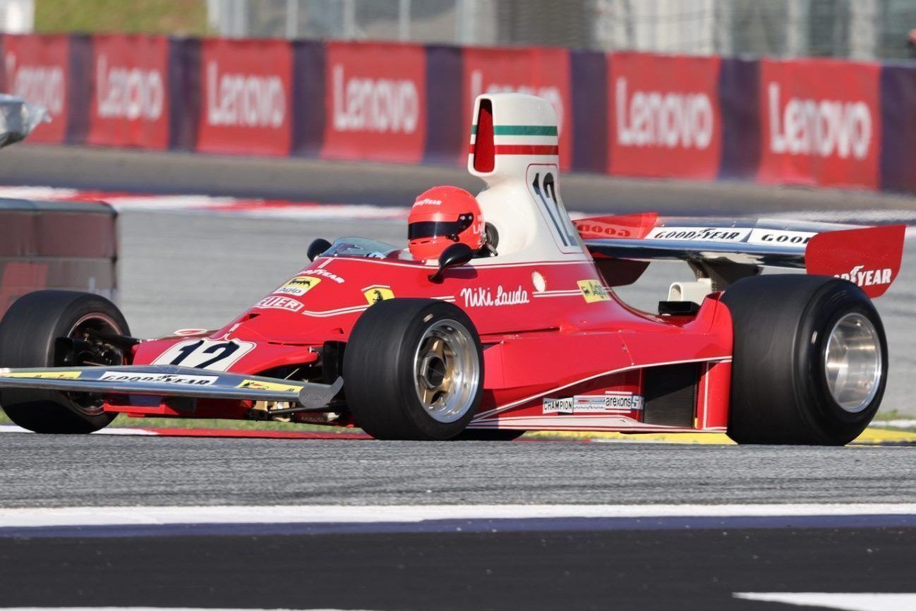 Hier steuert er einen F1 Ferrari mit dem sein Vater 1975 Weltmeister wurde ©Manfred Noger