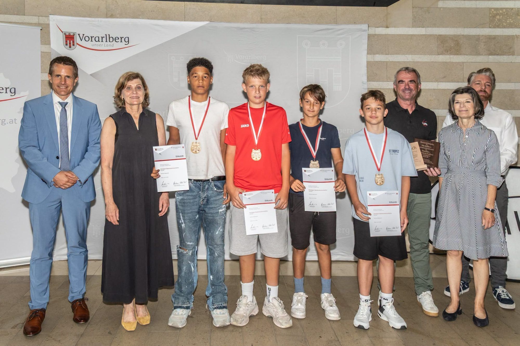 Platz drei für die Burschen der SMS Rankweil West im Basketball. Die Ehrung gab es im Landhaus.