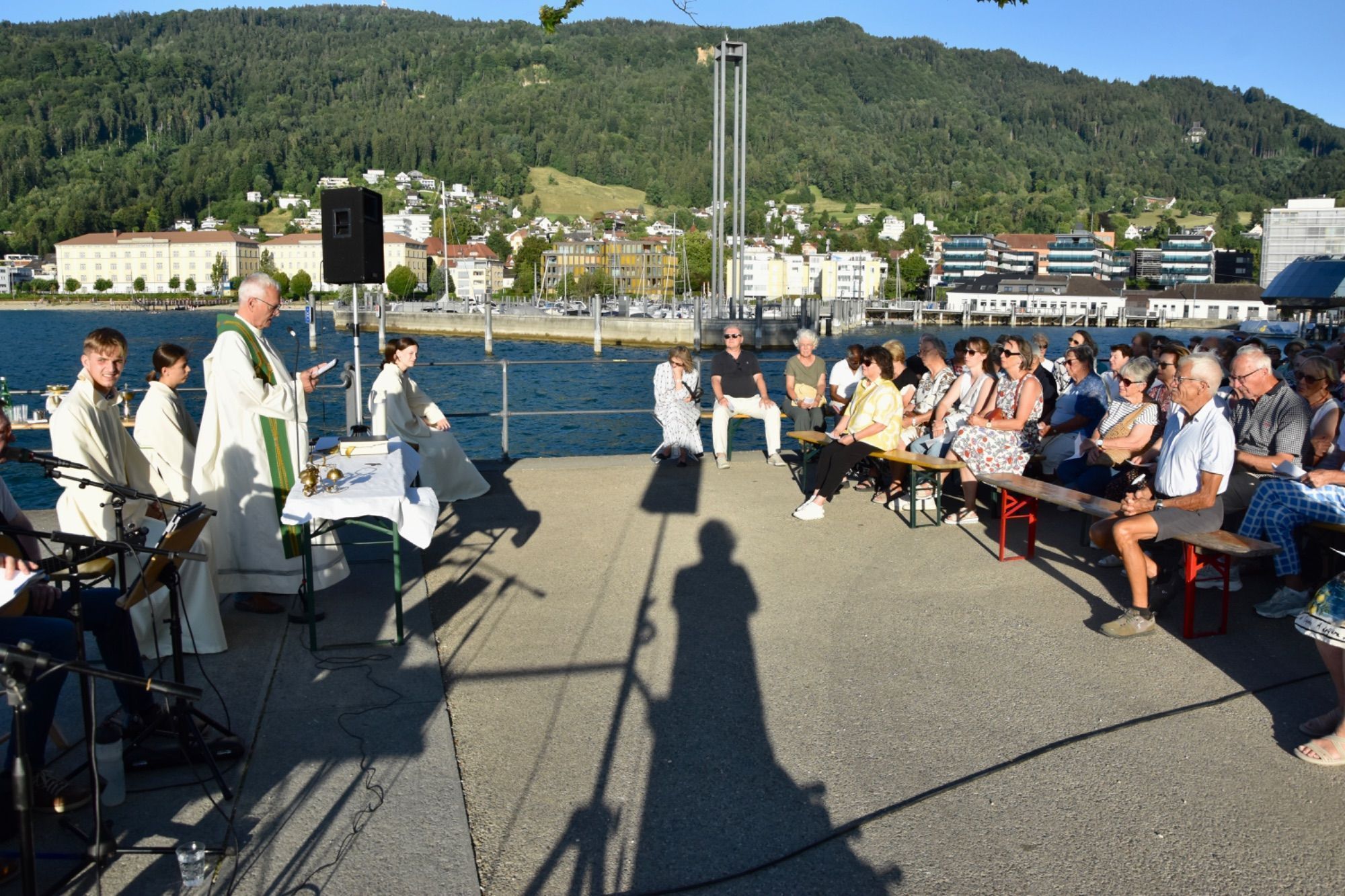 Pfarrer Arnold Feurle sagte: „Jesus sprach in Gleichnissen. Mit der Gleichnissprache sind wir moderne Menschen nicht mehr so vertraut; das ist nicht gerade unsere Welt.“