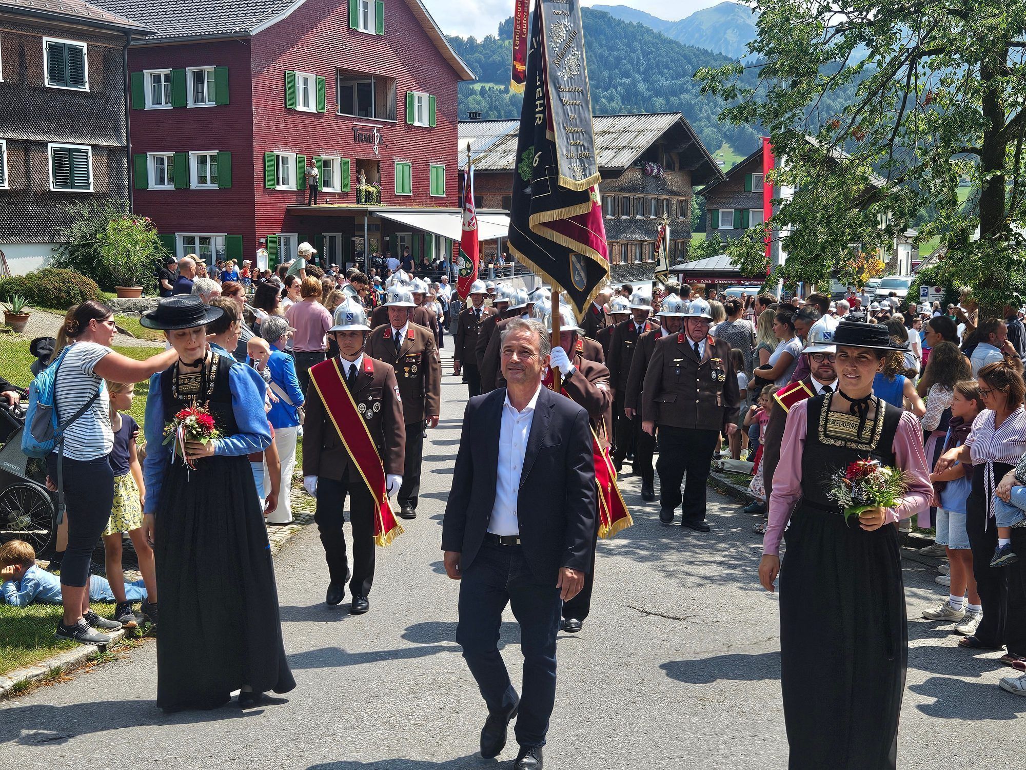 Großer Umzug mit hunderten Feuerwehrleuten durch das Lingenauer Dorfzentrum.