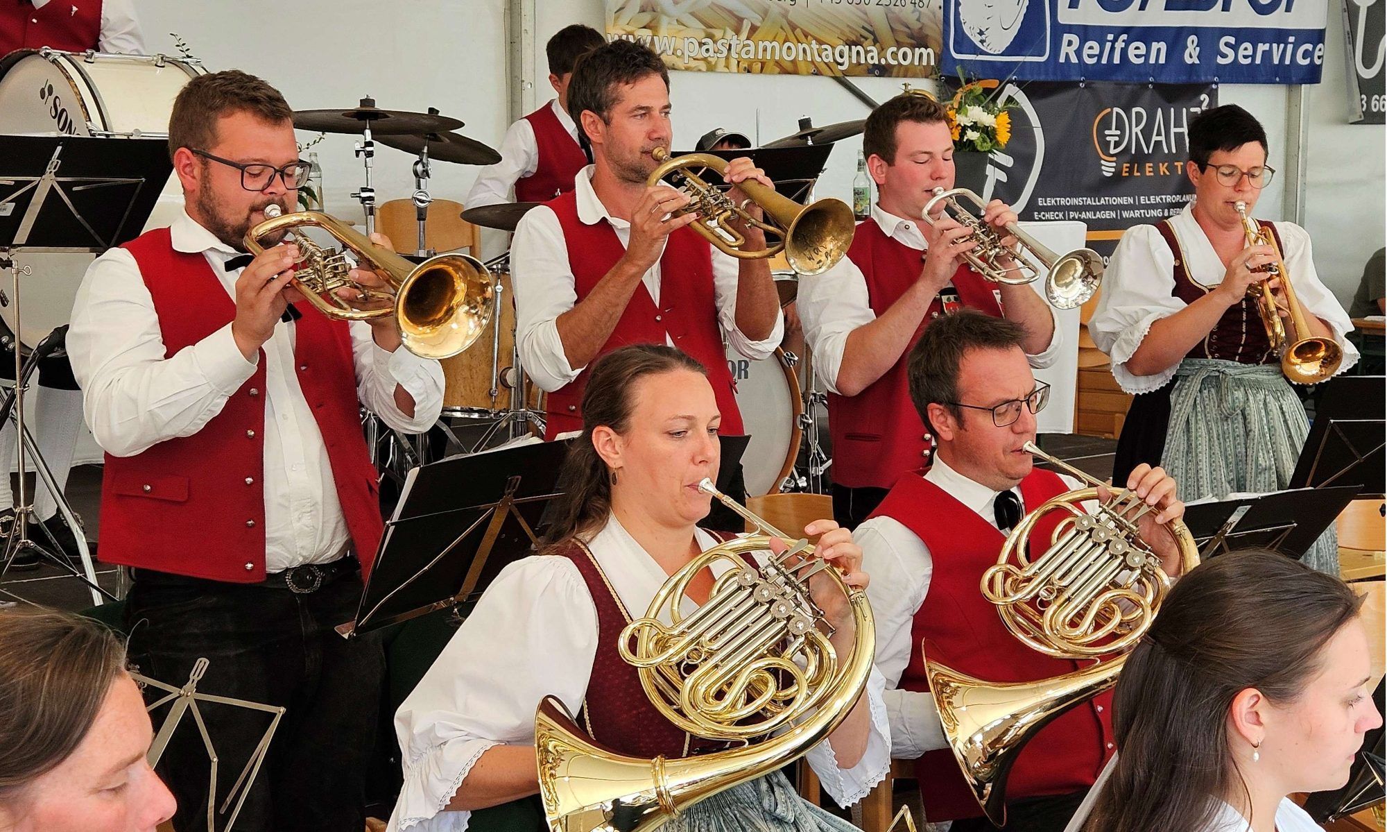 Als gefeierte Gastmusik beim 52. Lochauer Dorffest – die Musikkapelle Möggers unter der Leitung vom Kapellmeister Marion Wiedemann.