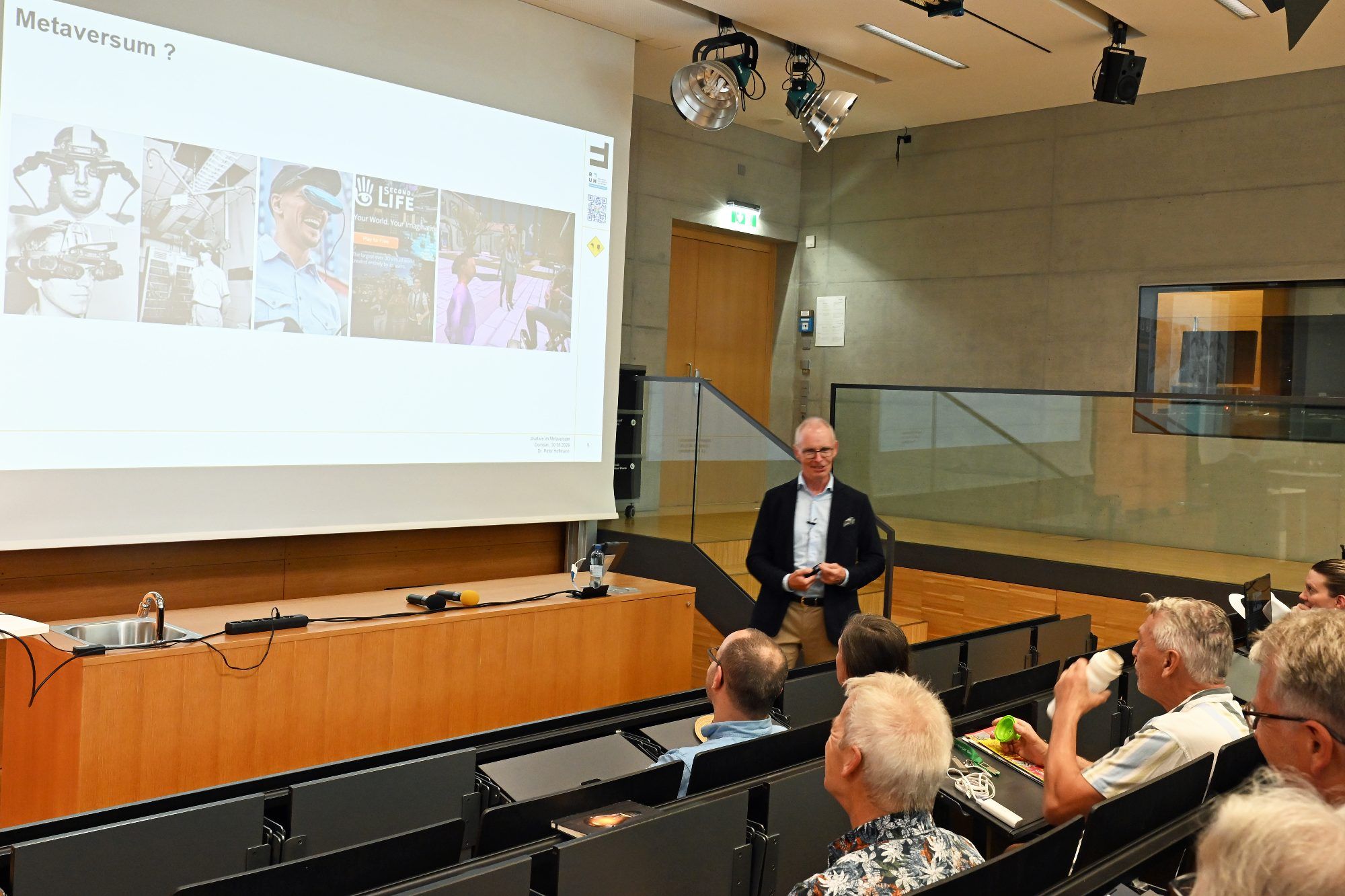 Peter Hoffmann zeigte, wie sich das Thema Metaversum von einem Schlagwort hin zu konkreten Anwendungen rund um Avatare und virtuelle Identitäten entwickelt.
