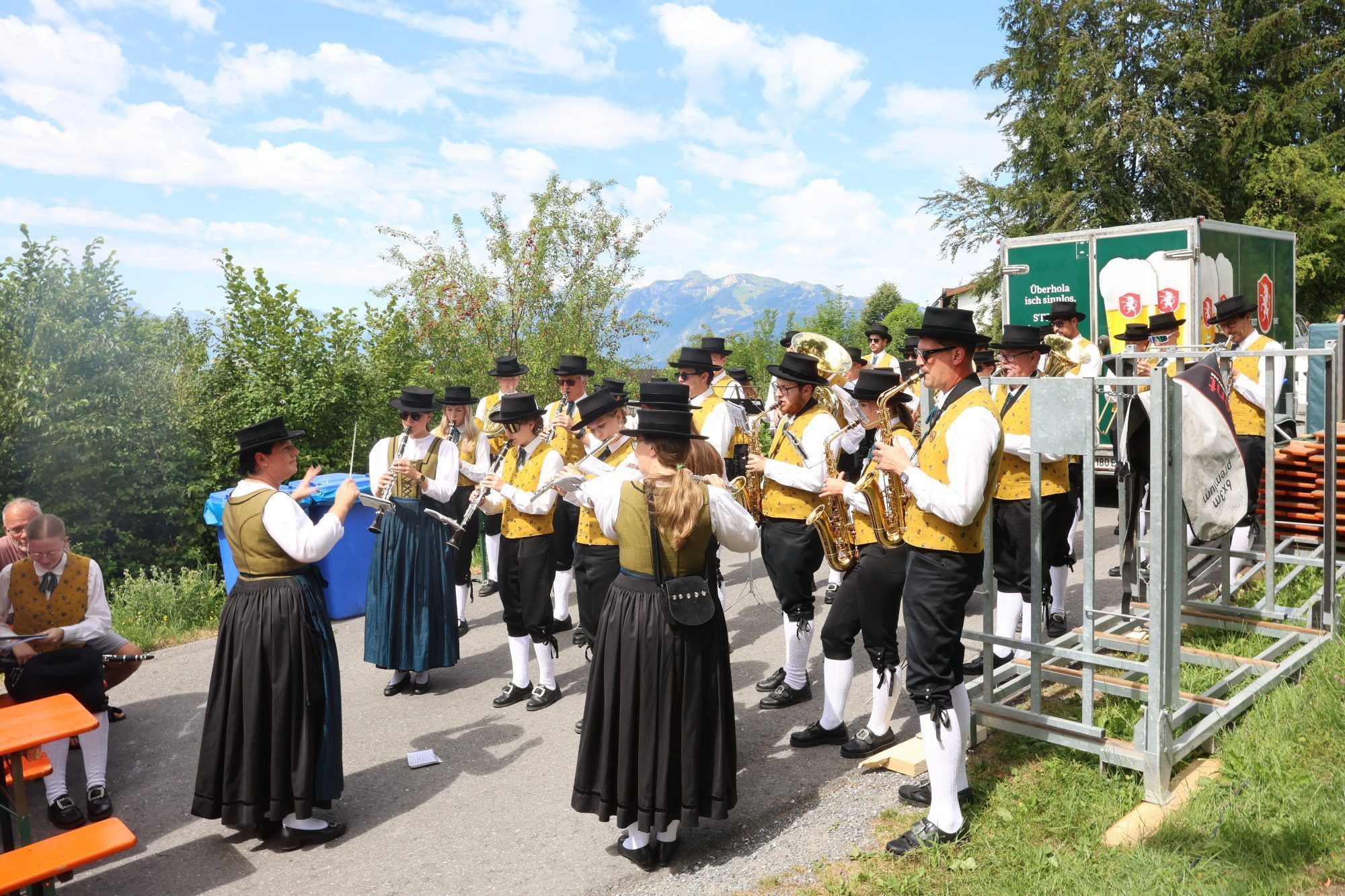 Blühstreifen und Fest in "Pfarrers Bühel"