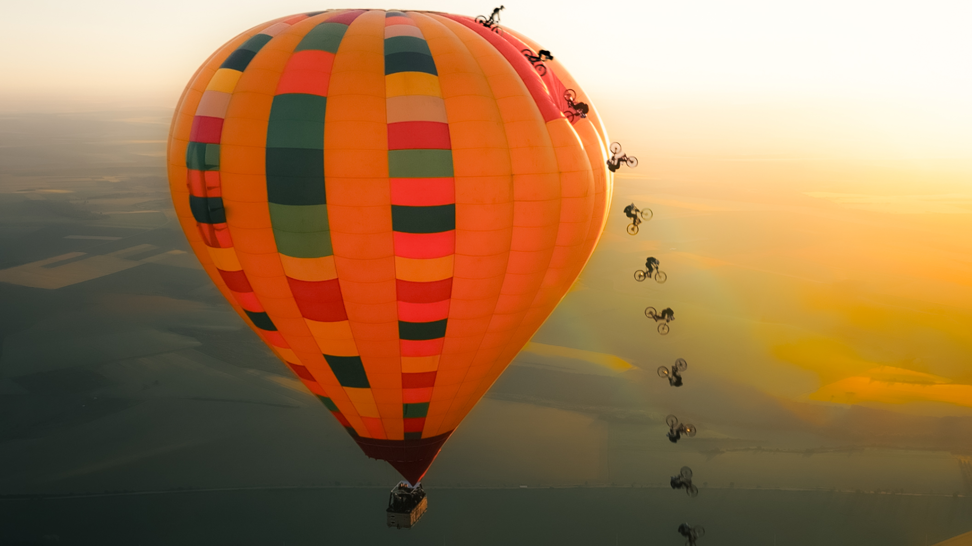 Der Sprung von Elias Schwärzler vom Heißluftballon hinunter