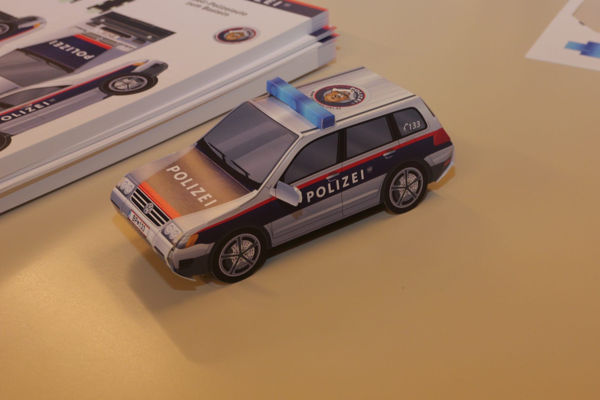 Viel Spaß bereitete den Kindern der Bastelsatz für ihr eigenes Polizeiauto.