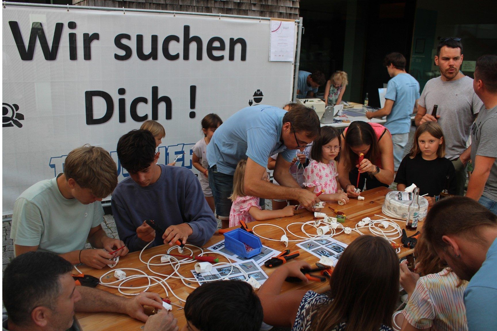 Alberschwender Handwerksbetriebe nützen den Käsklatsch nicht nur zur Präsentation, sie wollen dabei auch der Jugend aufzeigen, welche Berufschancen sie bieten.