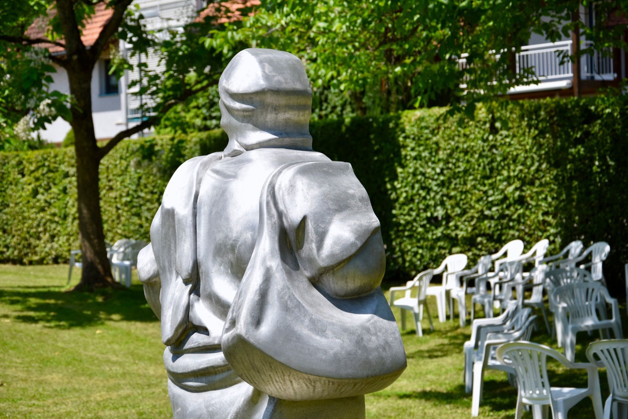 Ausstellung von Skulpturen des studierten Holz- und Steinbildhauers Georg Loewit im weitläufigen Park der Villa Falkenhorst in Thüringen, der für verschiedene Veranstaltungen genutzt wird.