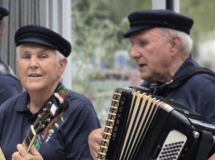 Gemeinsam mit Bruder Arno (82) steht Heinz immer noch im Rampenlicht – als „SonnyBoys“ oder auch bei den Rheindelta-Shanties. JH