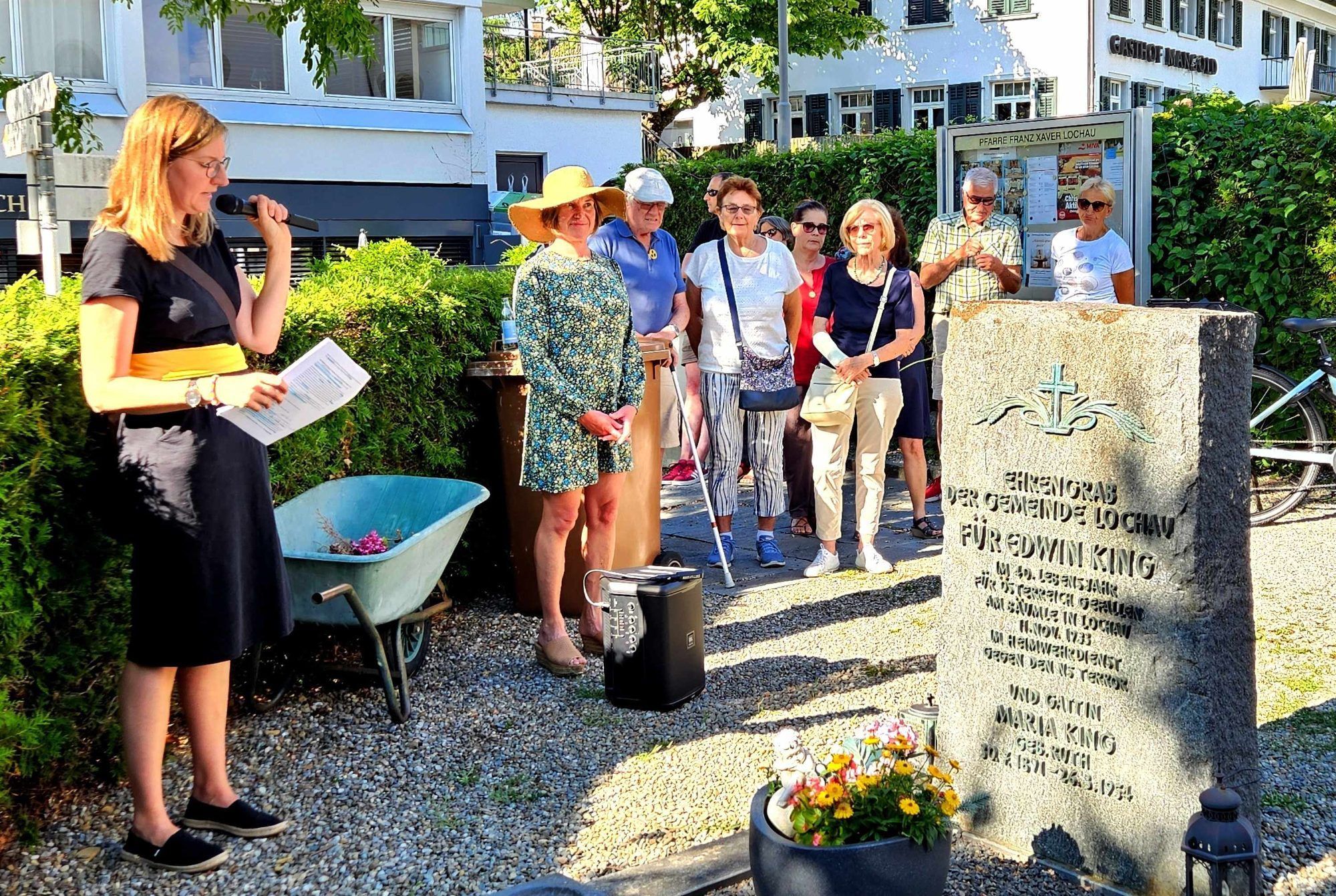 Eine weitere Station war der Friedhof mit dem Ehrengrab des Heimatdienstmannes Edwin King, der im November 1933 von fanatischen deutschen Nationalsozialisten ermordet wurde.