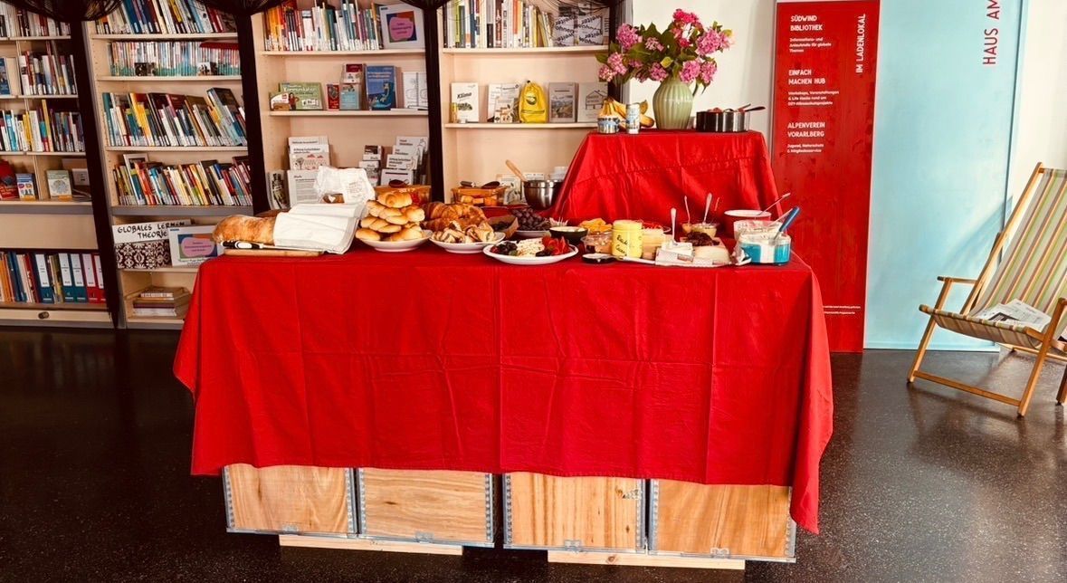Das Buffet zum gemeinsamen Frühstück auf dem Frauentreff am 13. Juli ist reichhaltig.