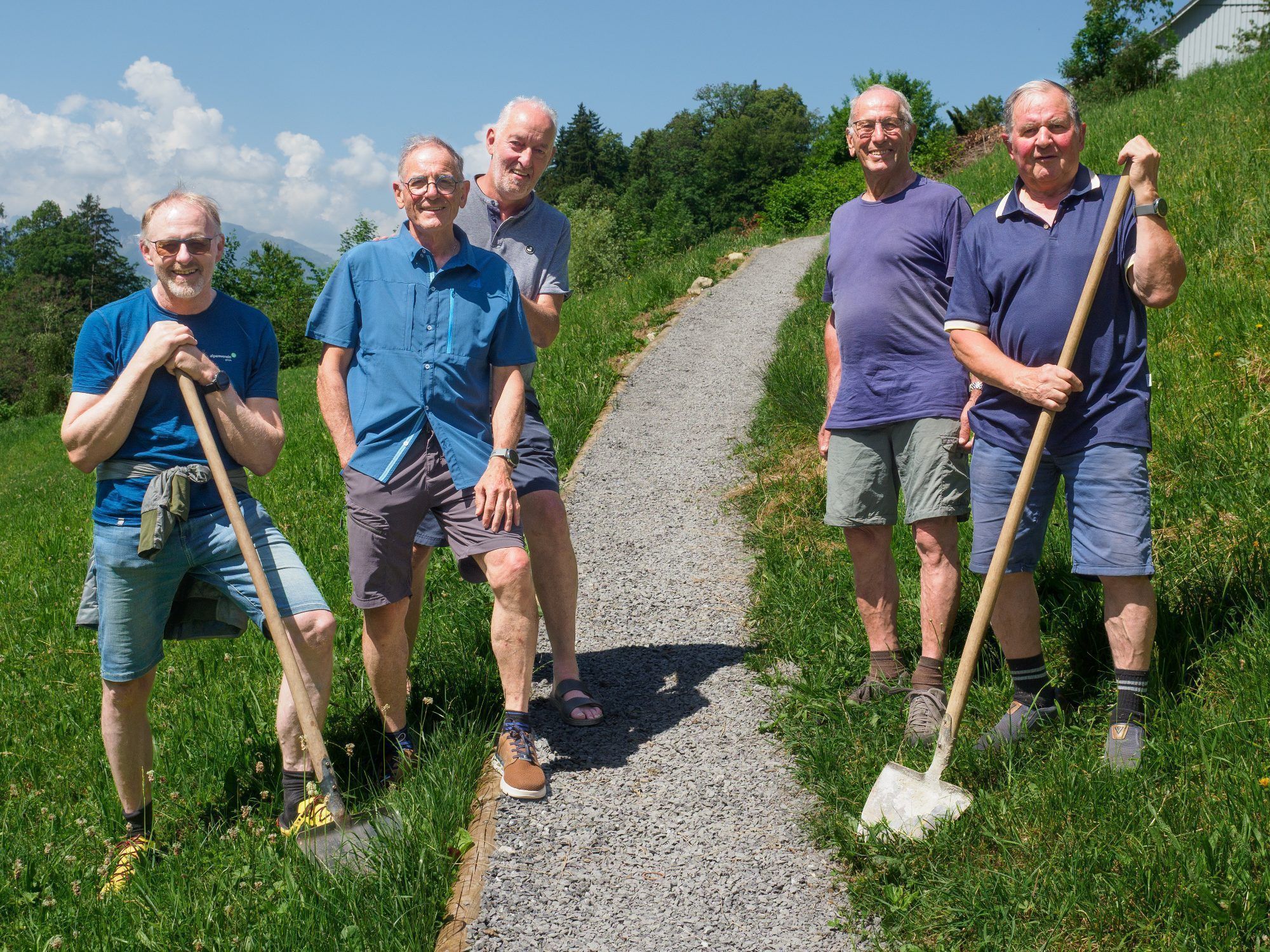 Gerhard Bell, Reinhard Rüf, Armin Loacker, Initiator Rudi Höfle und Herbert Mayer nach der Fertigstellung