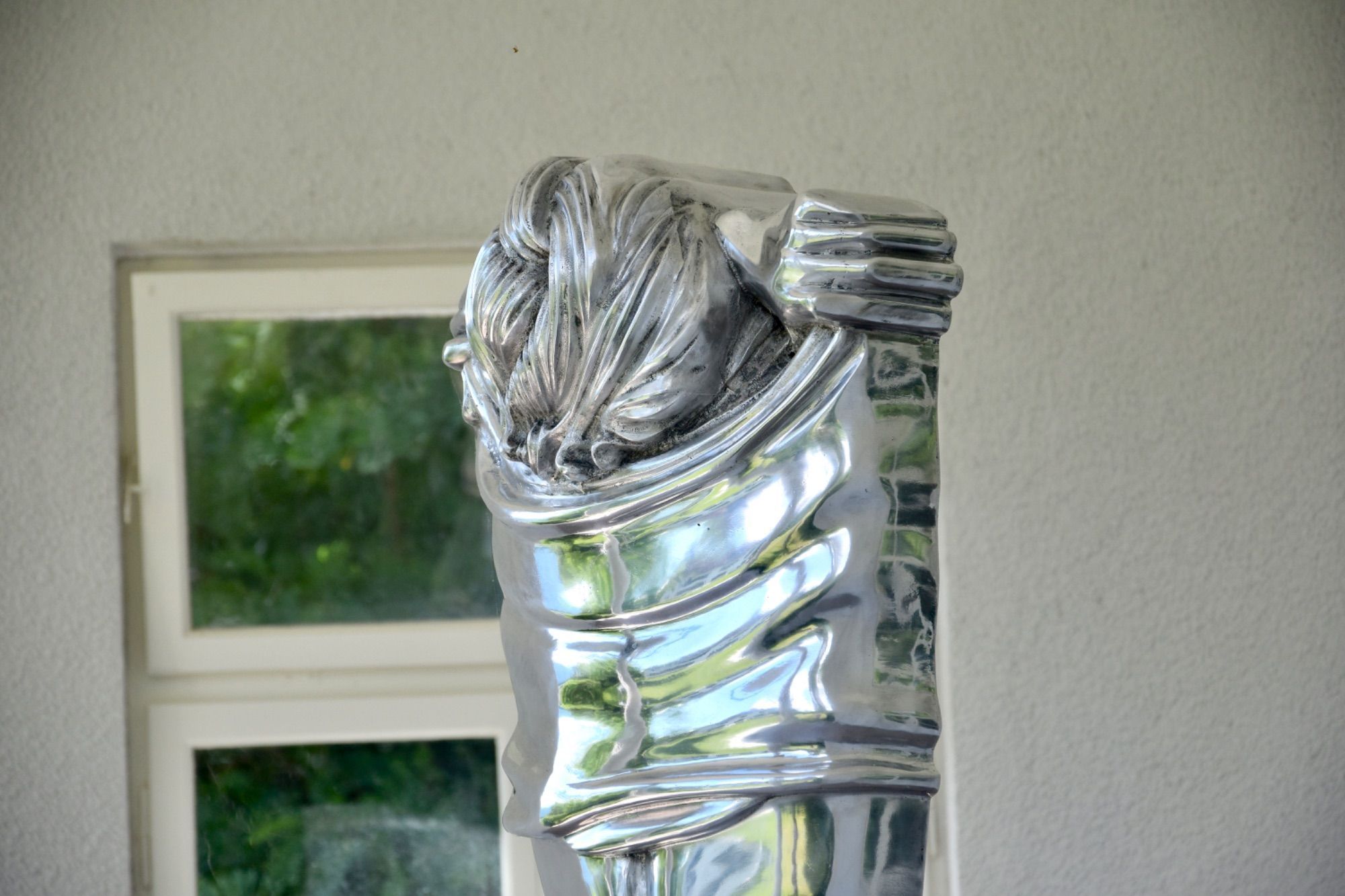 Ausstellung von Skulpturen des studierten Holz- und Steinbildhauers Georg Loewit im weitläufigen Park der Villa Falkenhorst in Thüringen, der für verschiedene Veranstaltungen genutzt wird.
