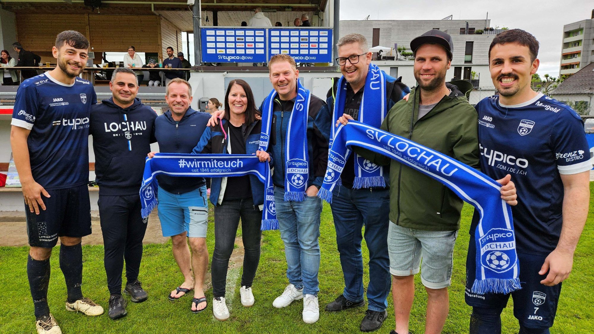 Die treuen begeisterten Fans von der Feuerwehr Lochau werden „ihr Team“ auch in der neuen Regionalliga West zu Hause im Stadion Hoferfeld sowie bei den Auswärtsspielen voll unterstützen.