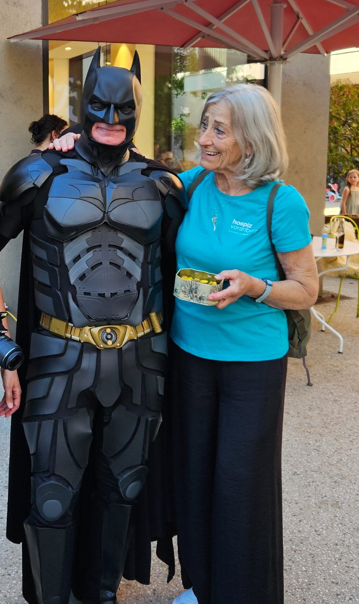 Auch bei Veranstaltungen von Hospiz ist Klara Breuss im Einsatz. Hier im Bild mit Batman von den Charity Heroes beim Aktionstag von HOKI am Garnmarkt in Götzis. (Foto: GHP)
