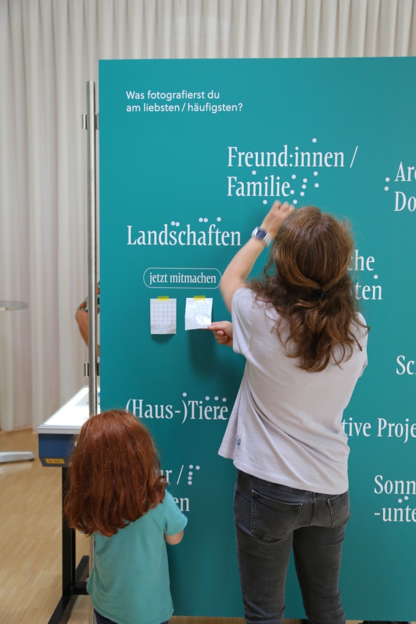 Die Besucher:innen setzten sich aktiv mit der Ausstellung auseinander.