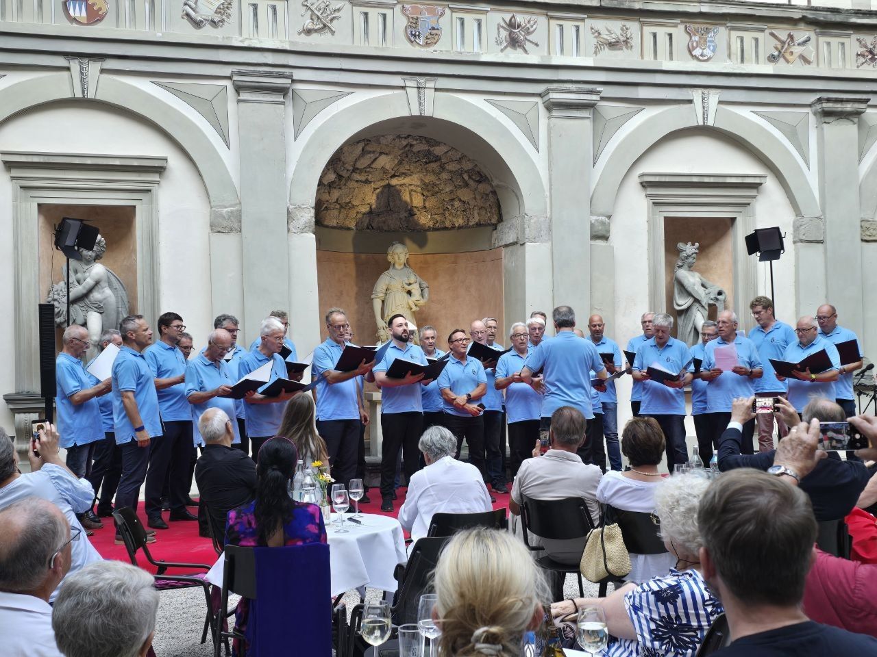 Chöre begeistern beim Singen unter den Arkaden in Hohenems