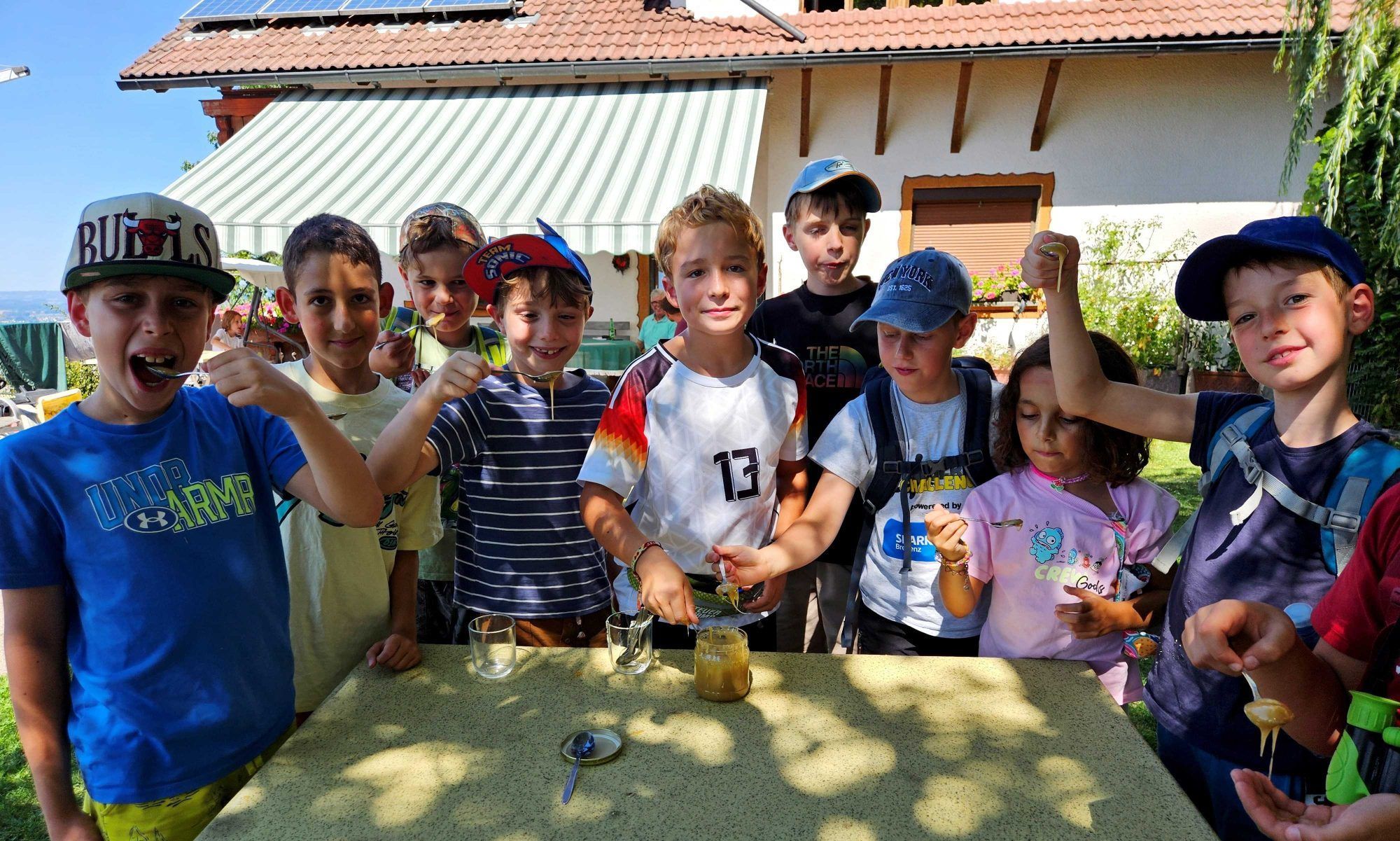 Natürlich durfte auch ein kleine Honig-Kostprobe nicht fehlen.