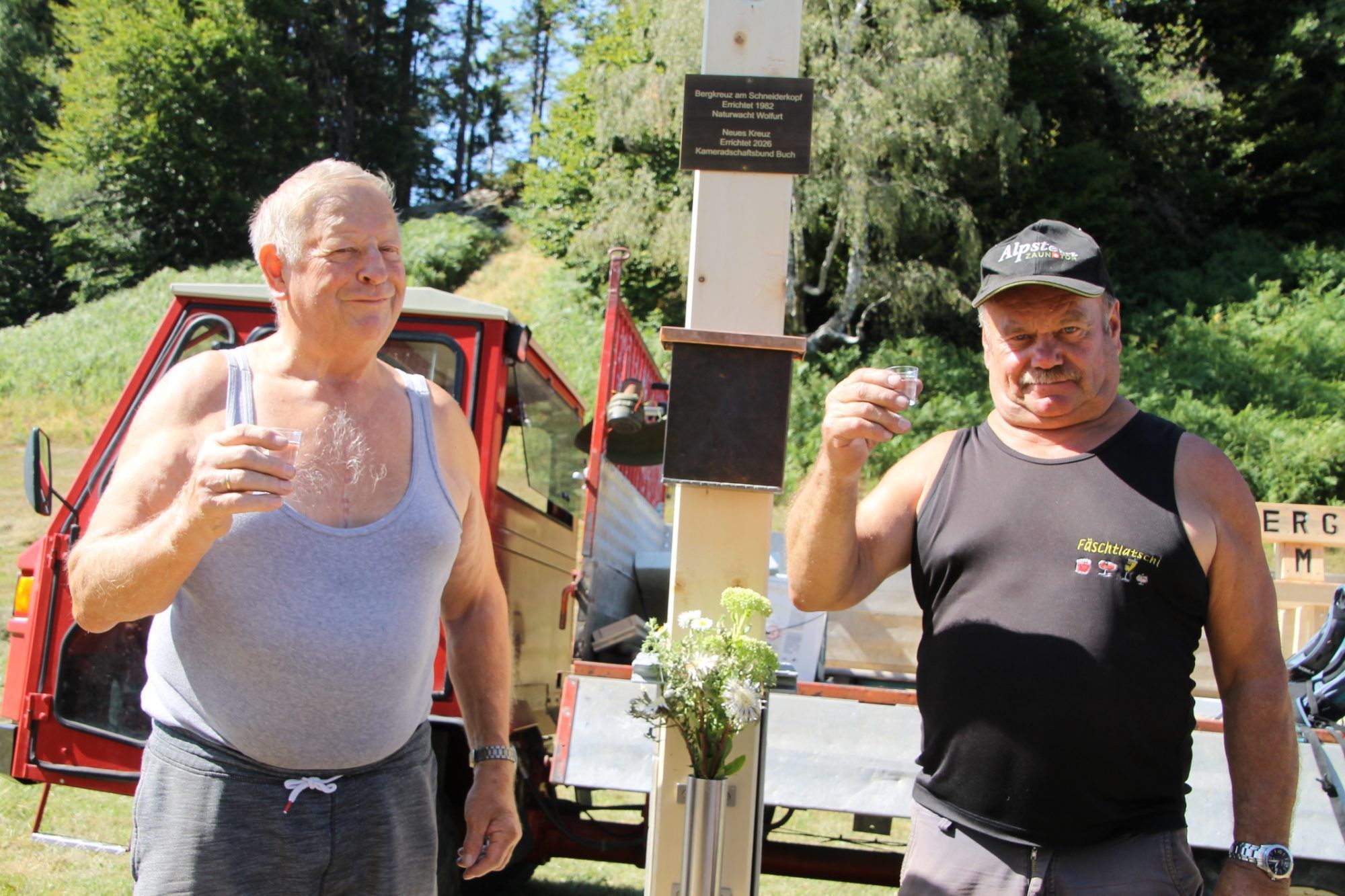 Eugen Flatz und Norbert Steurer gönnten sich einen edlen Tropfen nach Abschluss der Aktion am Hausberg.