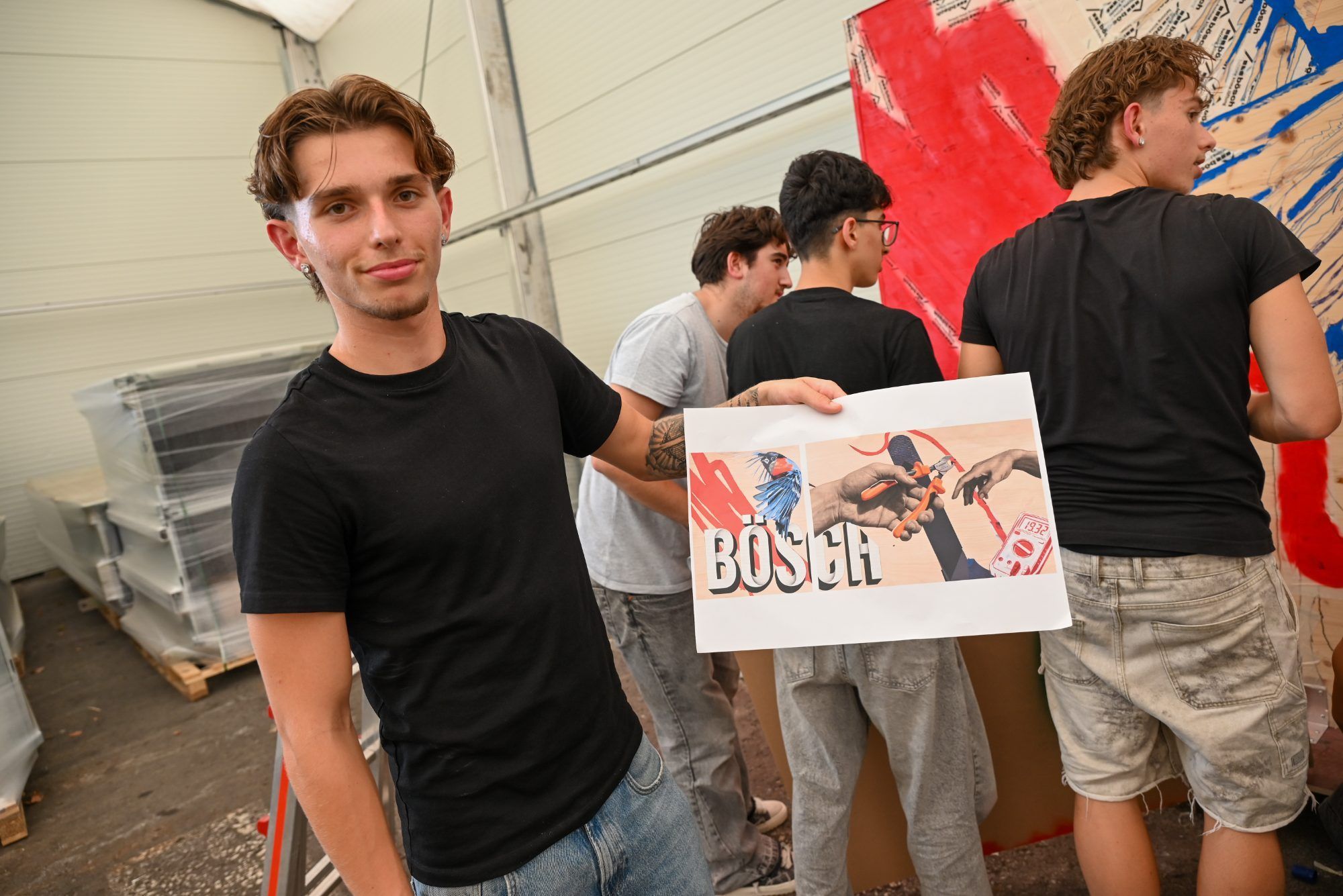 André Ebner zeigte, wie die Wand am Ende aussehen wird. 