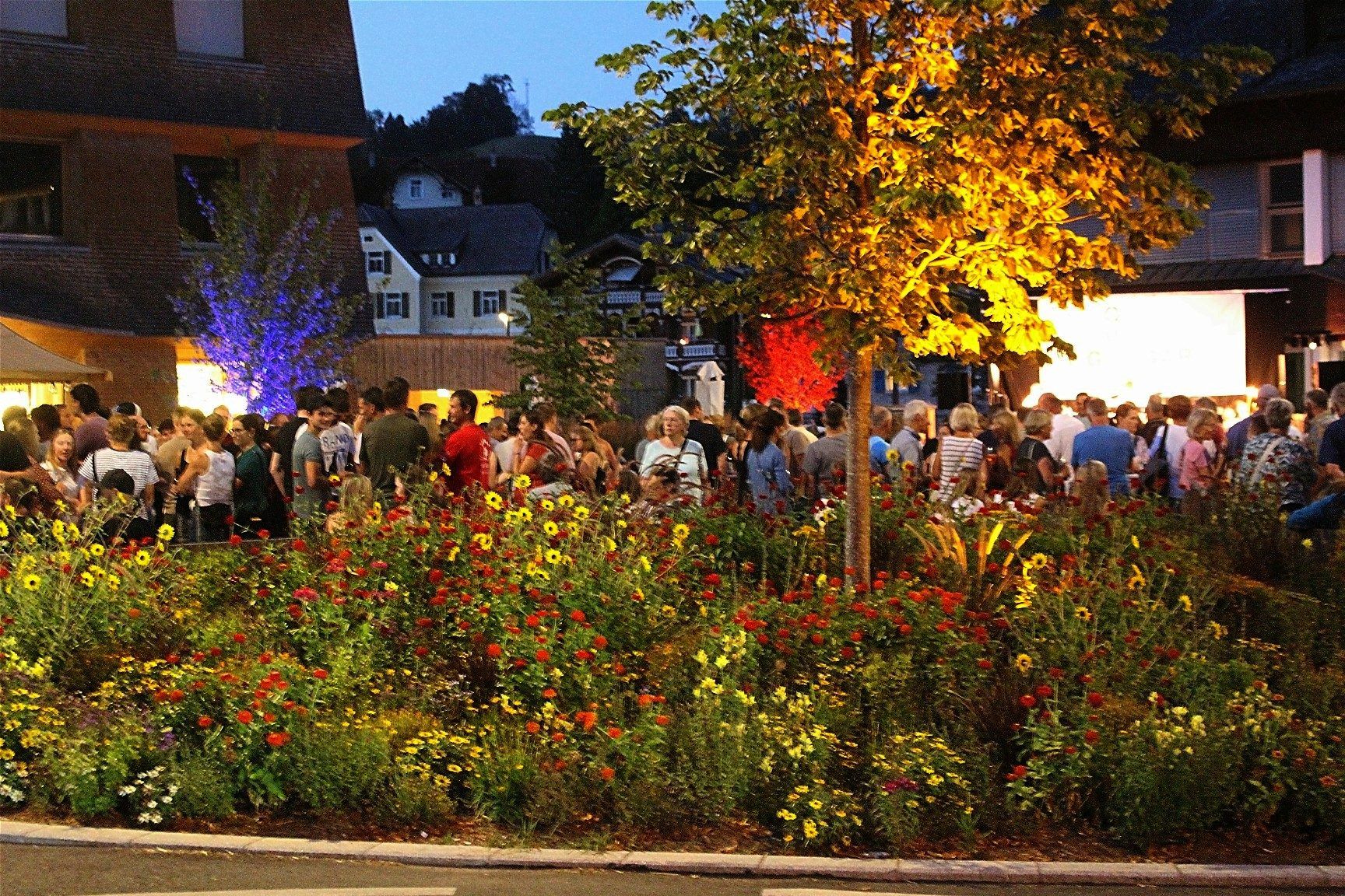 Großzügige Bepflanzung von bunten Blumenbeeten bis zu Bäumen bringt viel Natur auf den Gmuondsplatz.