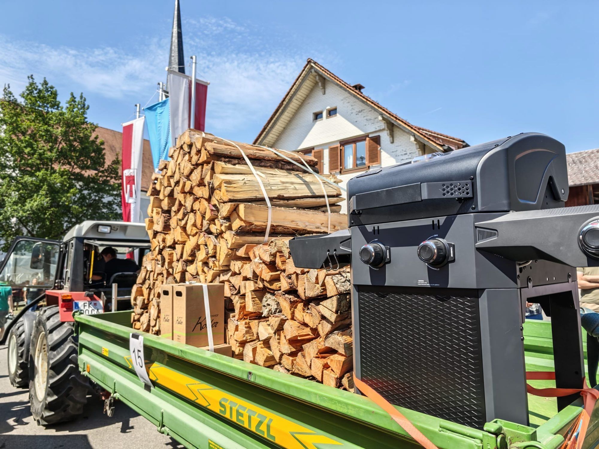 Brennholz und Gasgrill: Diese Dinge gab es zu ersteigern.