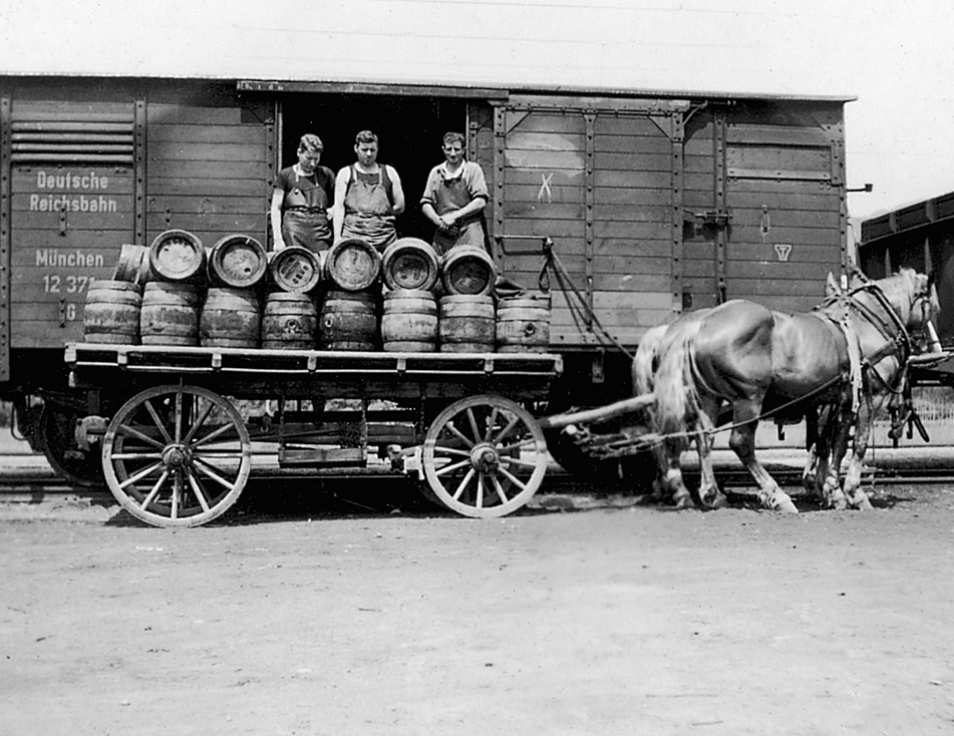 1914 prägen die Kriegsjahre den Brauerei-Alltag. Die angeschafften LKWs, Pferde und Arbeiter werden eingezogen.