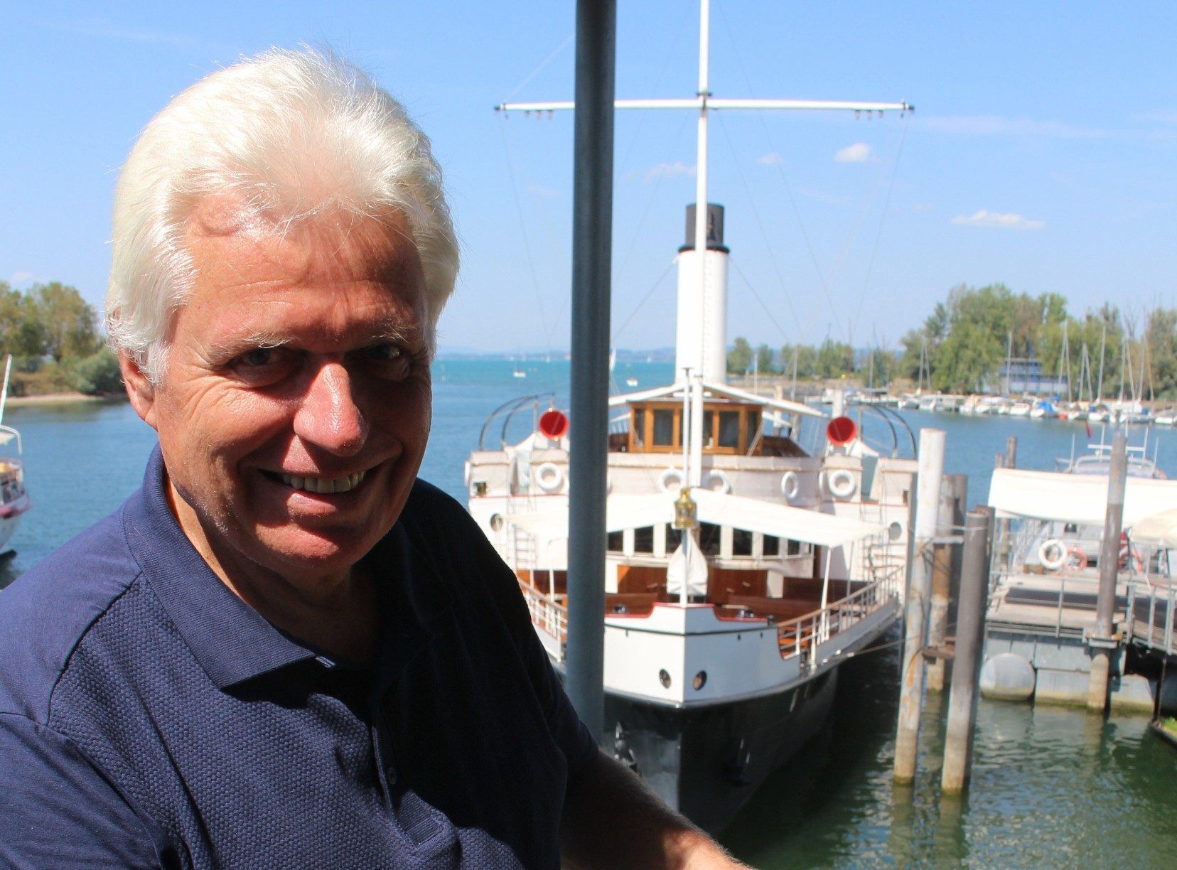 „Heimweh abstreifen“ – zum Gespräch trafen die VN Wilfried Schneider an dessen früherer Dienststelle im Harder Industriehafen. Mit Blick auf Hohentwiel und sein „Dienstboot“, auf dem er als Polizeischiffsführer tätig war. PETER STRAUSS
