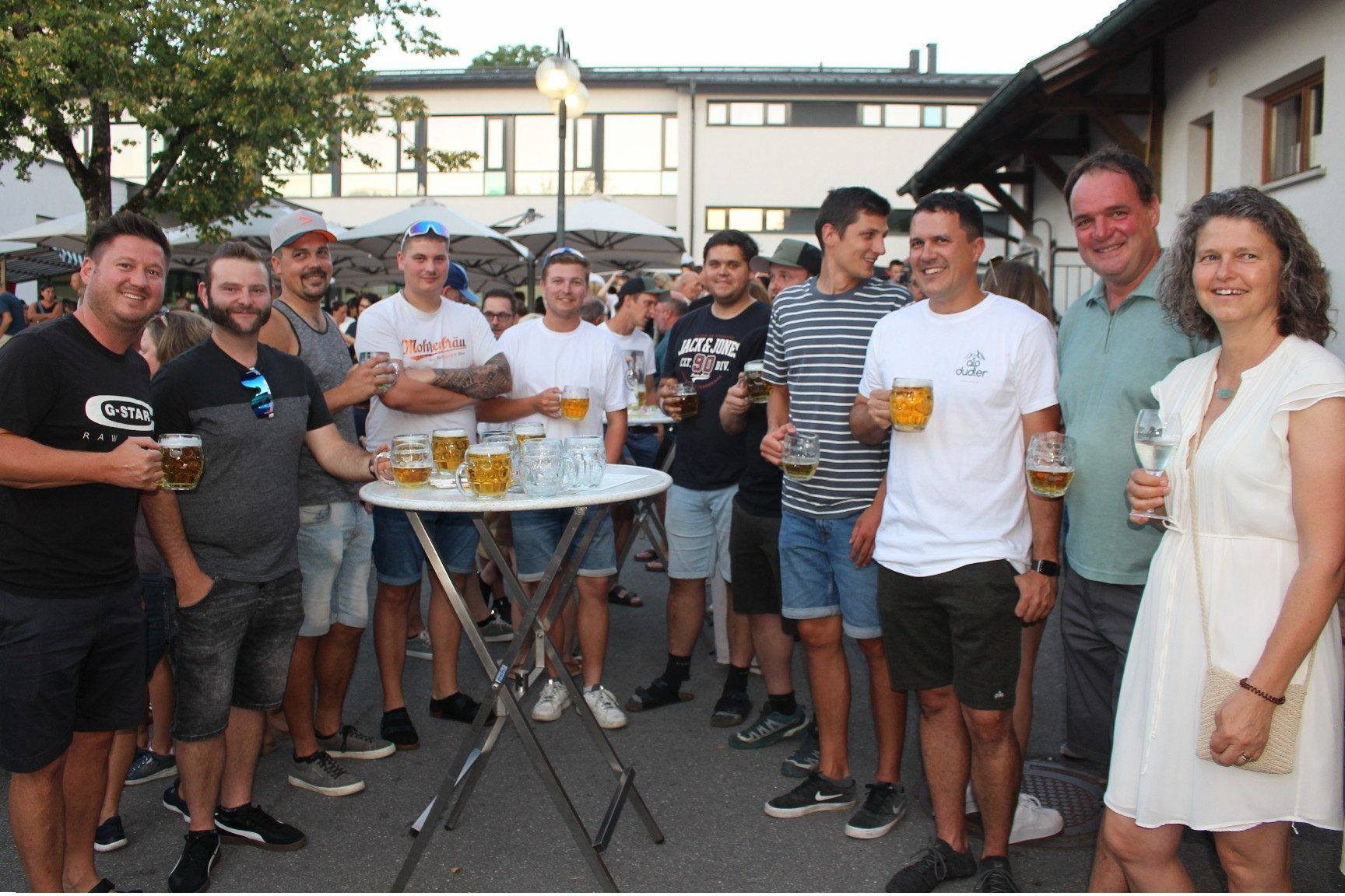 Für viele ist Platzmangel kein Problem – sie treffen sich ohnehin lieber an der Aperol-Bar oder versammeln sich um die Stehtische.