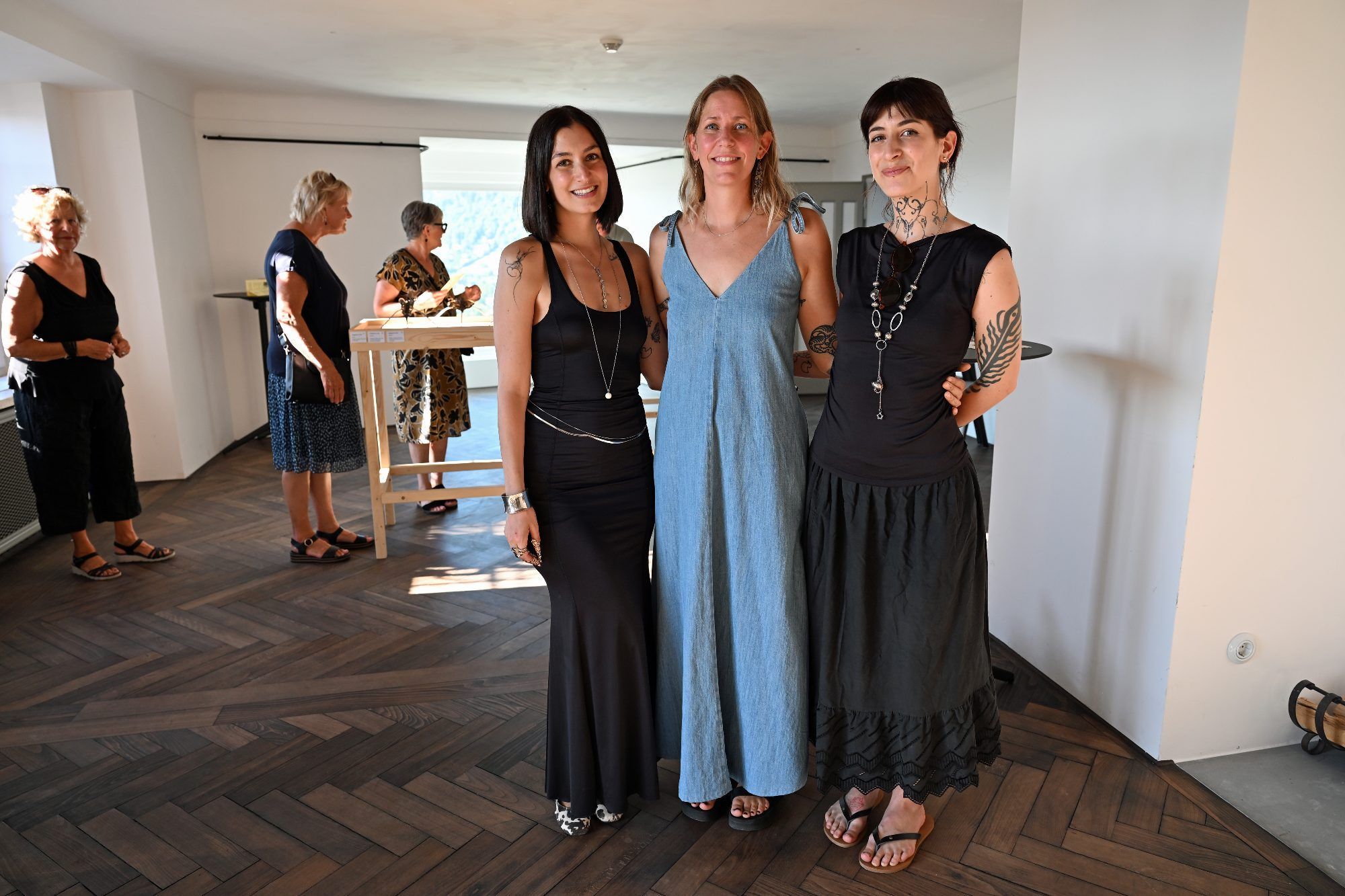 Die drei jungen Künstlerinnen sahen die Ausstellung als tolle Möglichkeit, ihre Kunst einem breiteren Publikum bekannt zu machen.