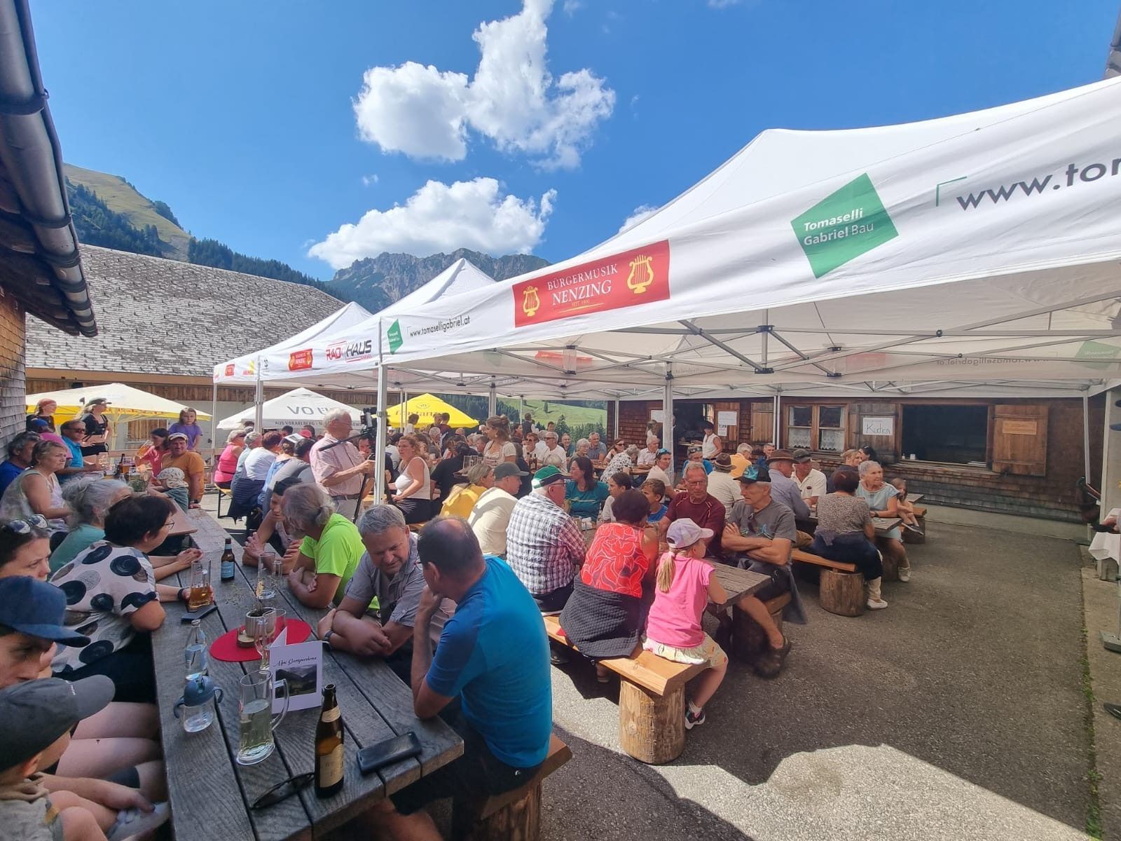 Volksfeststimmung beim Käseanschnitt auf der Alpe Gamperdona.