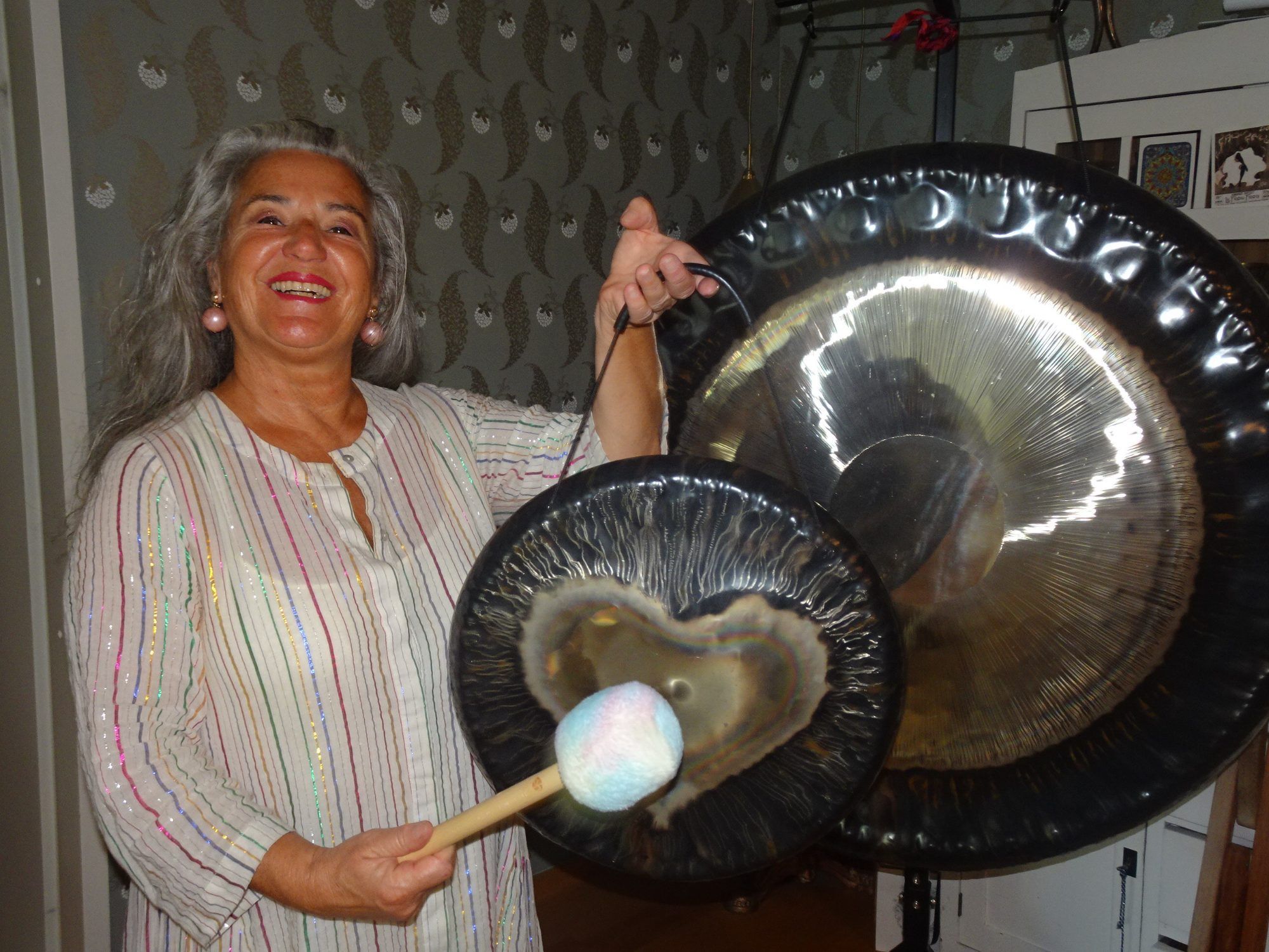 Karin Amann lässt ihre Gongs und Kristallinstrumente in den kommenden Wochen bei gleich mehreren Auftritten erklingen.