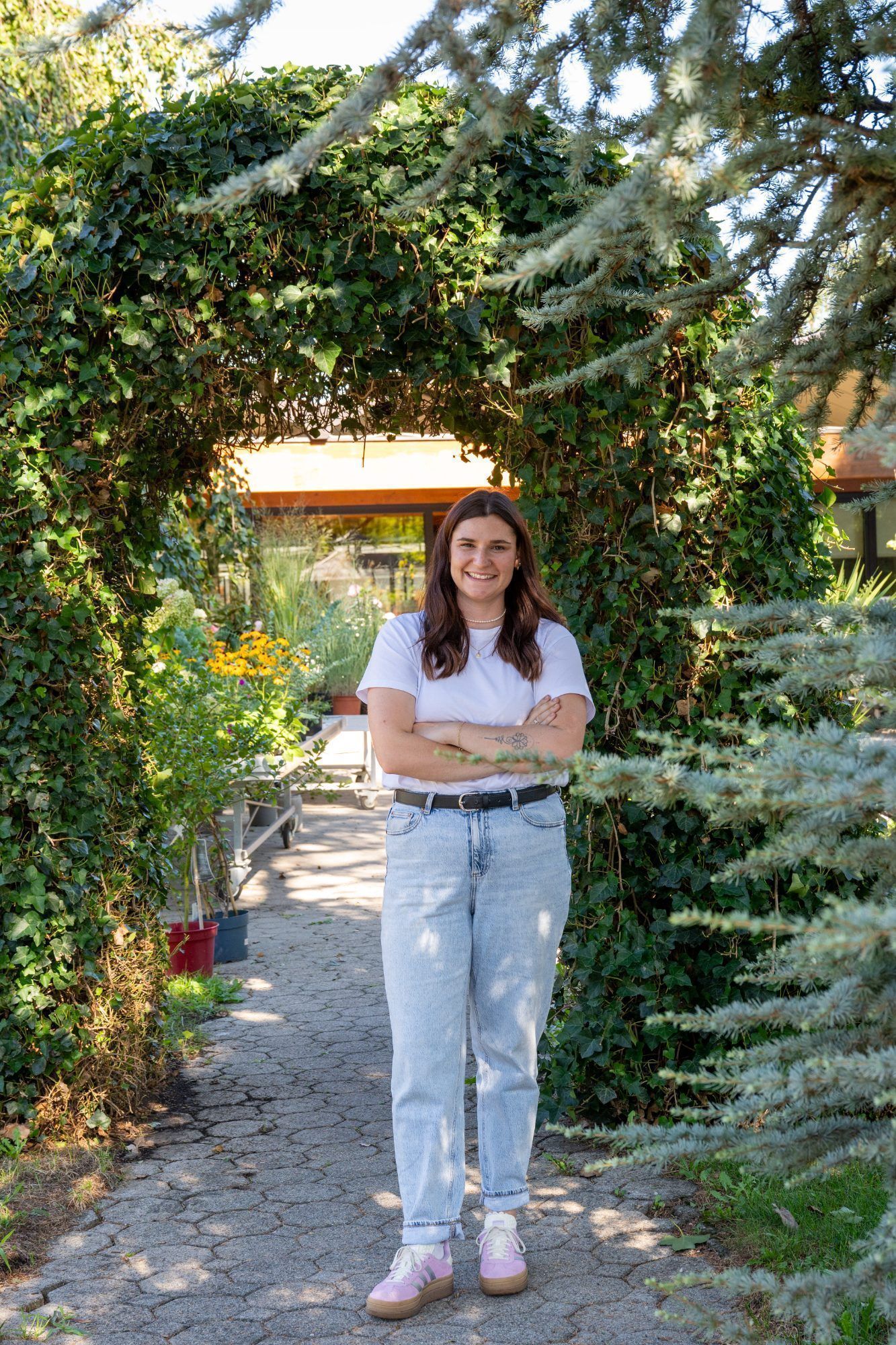 Jana steht stolz vor ihrem Blumenladen, der bald eröffnet.