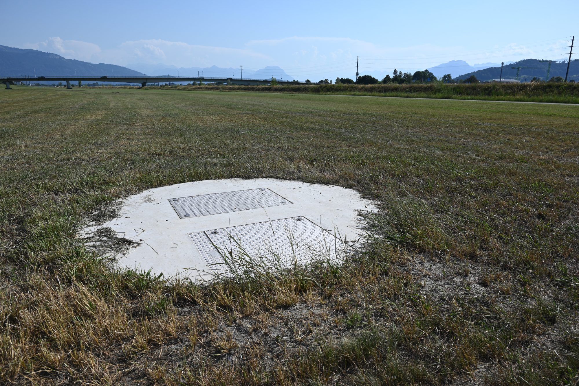 Im Rheinvorland sind die fünf neuen Trinkwasserbrunnen bereits fertig gestellt. Lediglich große runde Eisenplatten am Boden zeugen von den unterirdischen Brunnen.