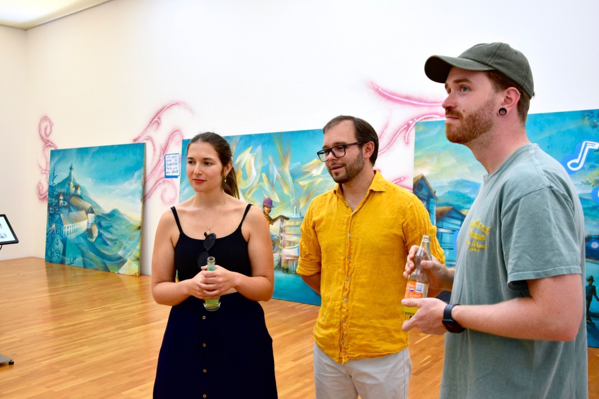 Stadtrat Andreas Fritz-Wachter (M.) mit weiteren Ausstellungsbesuchern.