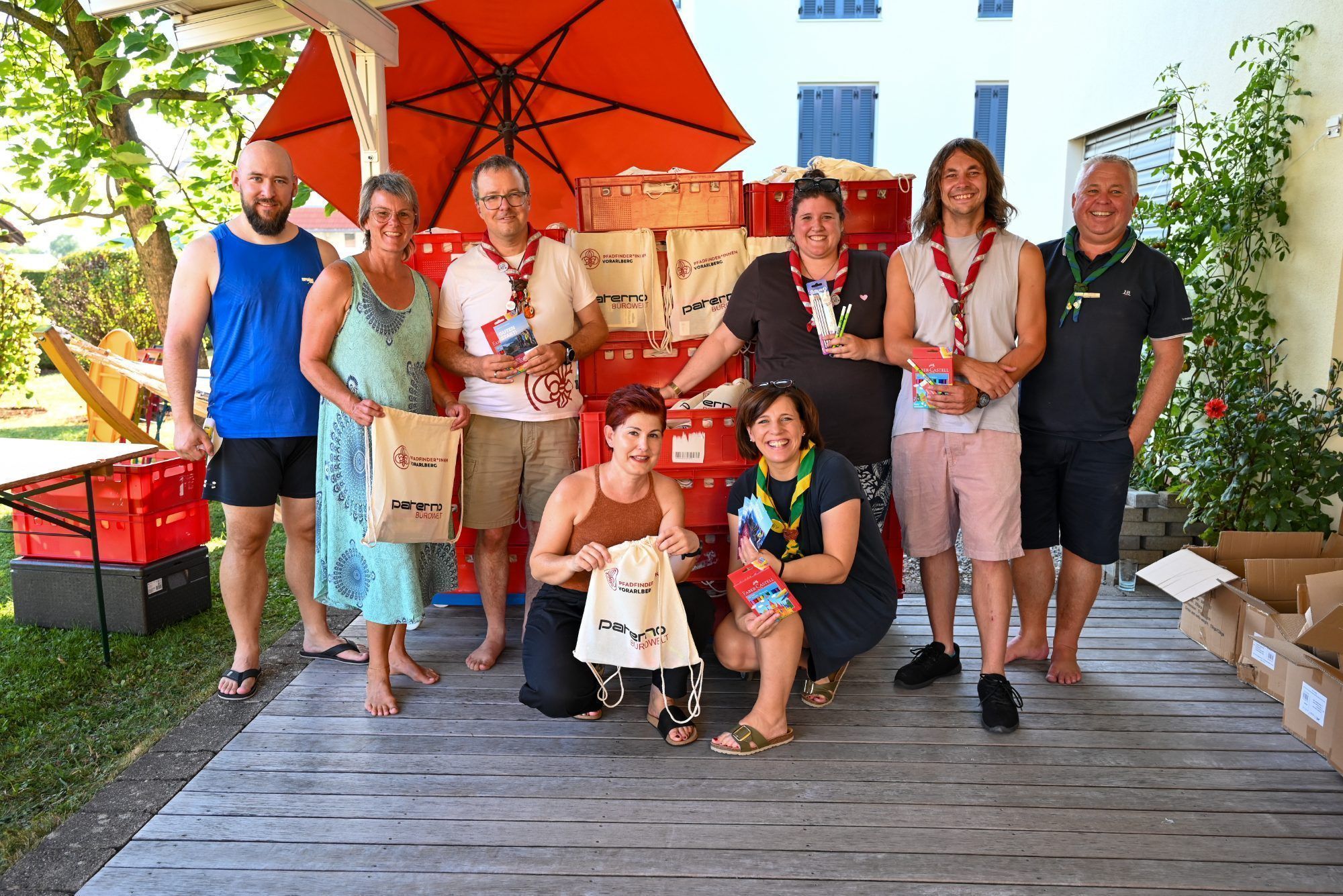 Tobias Morscher, Silvia Fäßler, Tobias Bischofberger, Susanne Paterno, Evi Mairer, Ena Nesensohn, Josef Böckle und Sunny Fäßler (v.l.n.r.) zeigten stolz ihre 600 Schulstartpakete für armutsgefährdete Kinder.