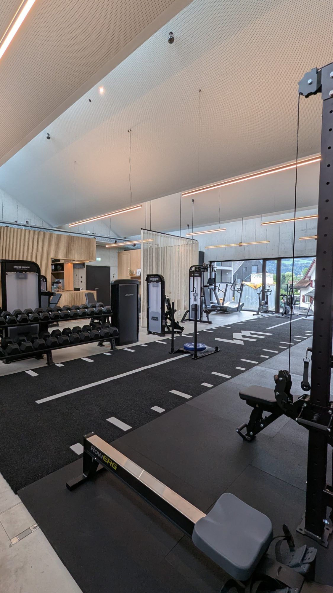 Fitness Abteil des werkeins mit einer Rudermaschiene Hanteln usw. werkeins