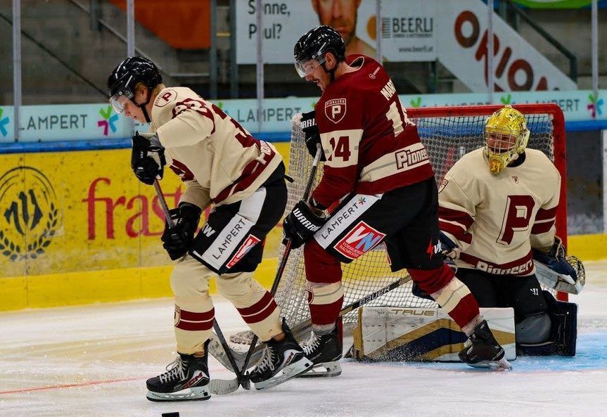Ben Summer, Brycen Martin und Keeper Leon Sommer zeigten sich am Wochenende erstmals den Pioneers-Fans. (Foto: PIV/Dorner)