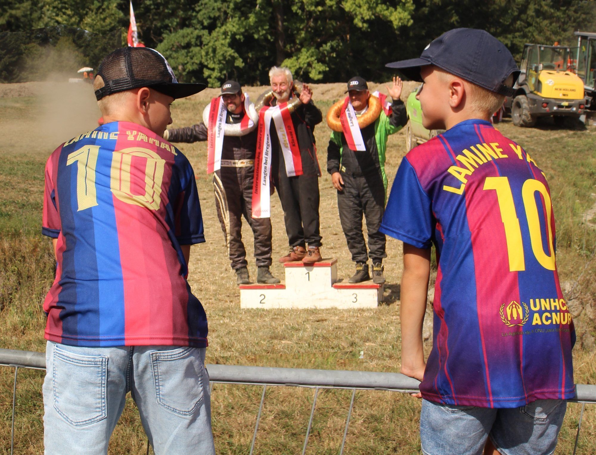 Ihr Fußball-Idol bringen sie mit ihrem T-Shirt zum Ausdruck, beim Autocross drückten die beiden Kids wohl für Josef Rosti Gmeiner die Daumen, bei dessen Siegerehrung sie auf den Zaun kletterten, um ja nichts zu verpassen. PETER STRAUSS