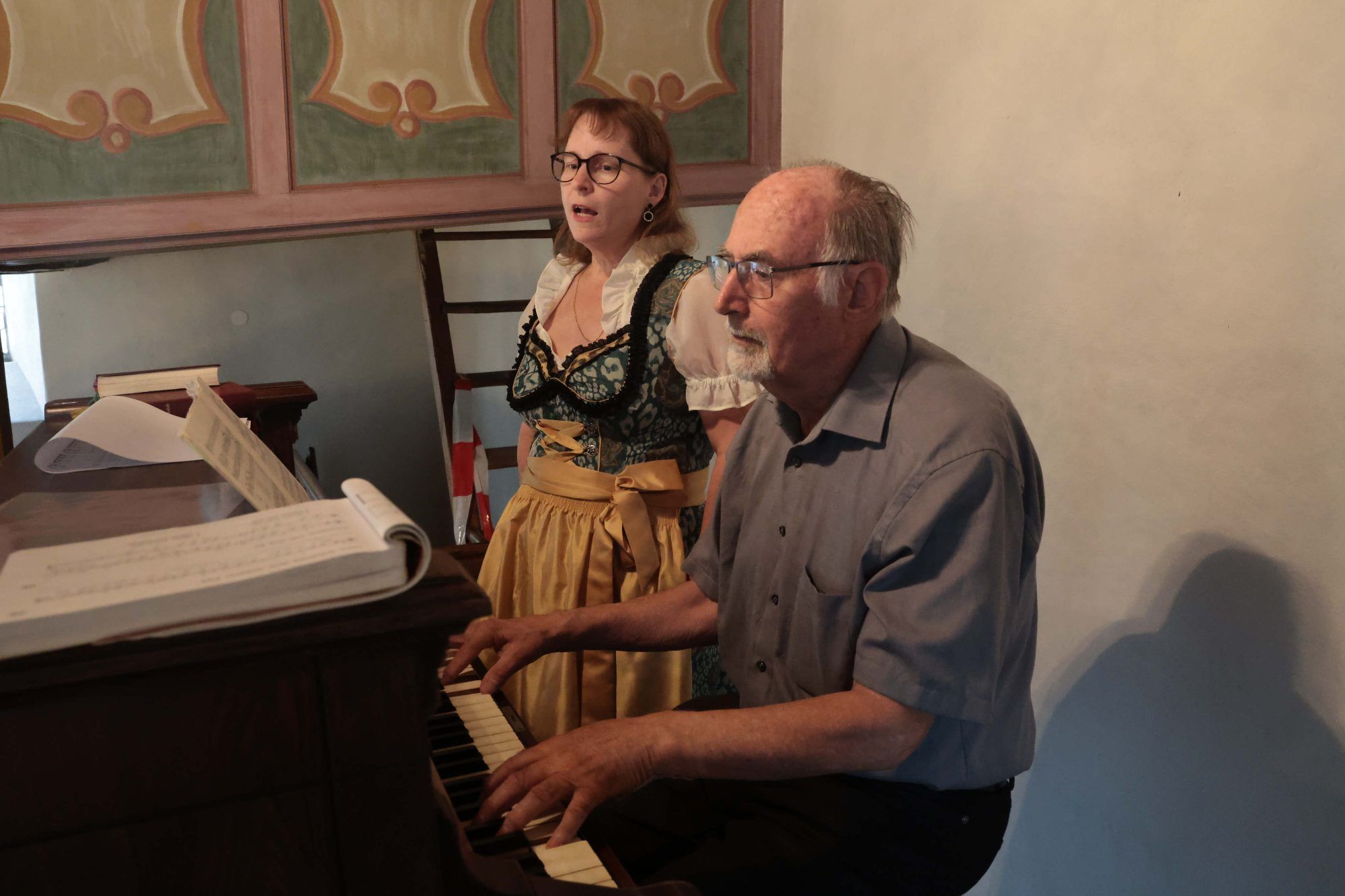 Sängerin Martina Ender und Organist Hilmar Häfele.