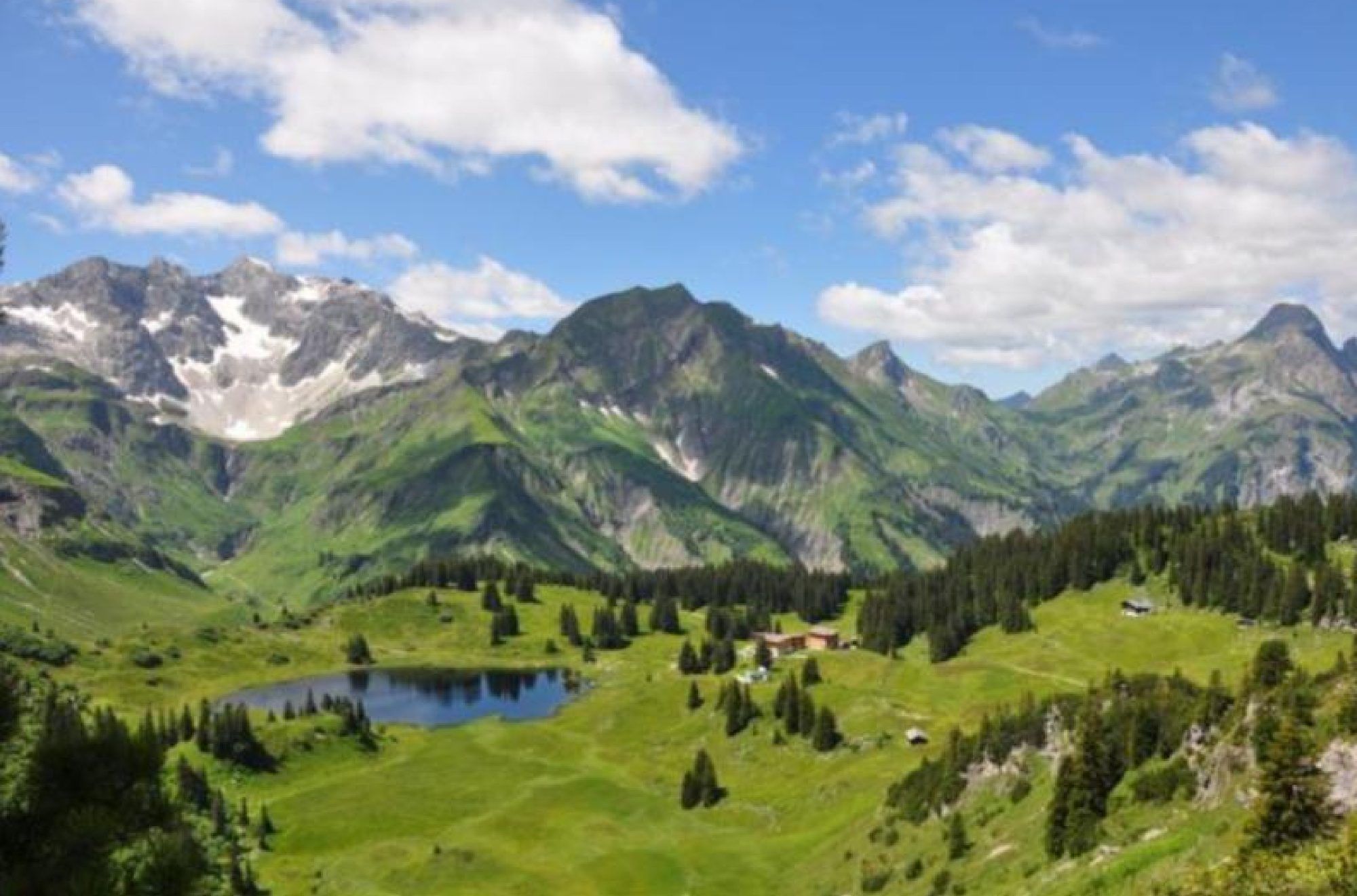 In Zeiten von europaweiter Rekordhitze und Waldbrand-Katastrophen von Griechenland über Italien und Spanien bis Frankreich kann sich der Bregenzerwald – wie die Entwicklung der Nächtigungszahlen zeigen – als alternative Urlaubsregion – im Bild der Körbersee – positionieren und punkten. PETER STRAUSS