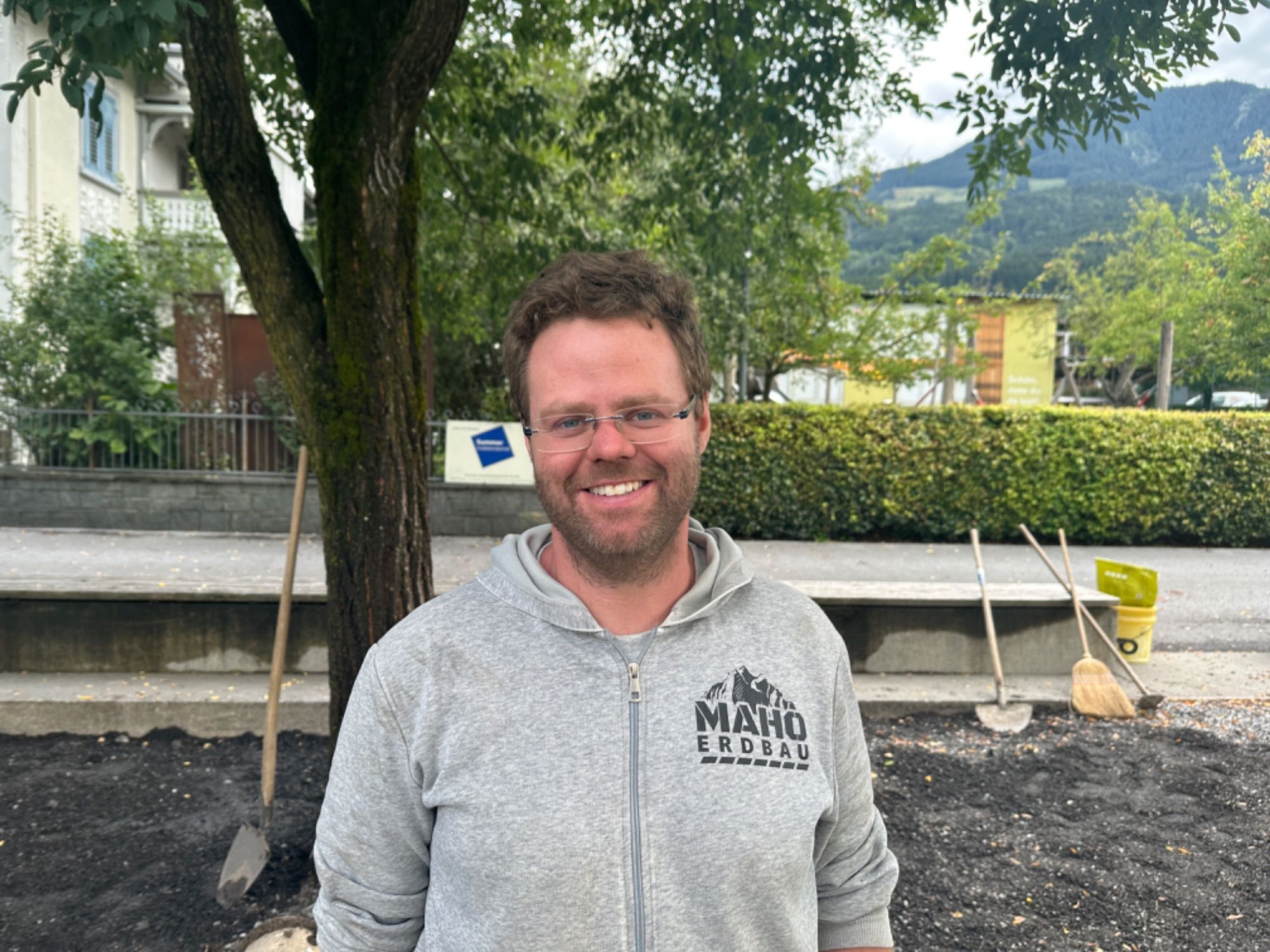 2) Mathias Hoch, Erdbauer, Wald a. Arlberg: „Ich begleite die Workshops vor allem deshalb gern, weil man am Schluss sogleich ein Ergebnis sieht. Auch macht es mir Freude, praktische Tipps und Tricks aus meiner Berufserfahrung an die Teilnehmer weiterzugeben. Die rege Nachfrage zu unseren Workshops freut mich sehr.“