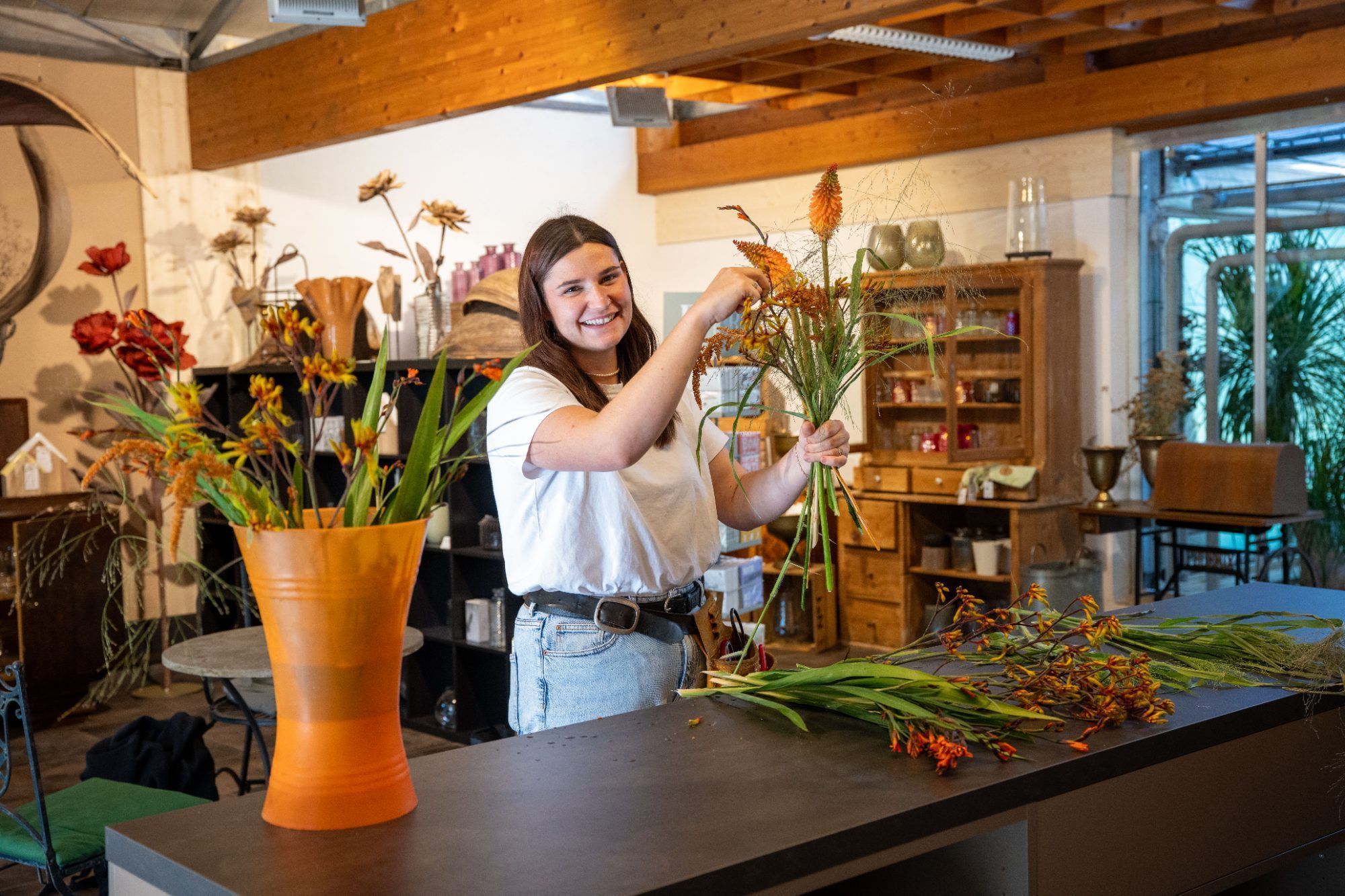 Jana Celine Jenny bindet einen Blumenstrauß für ihren neuen Laden „Bluma“.