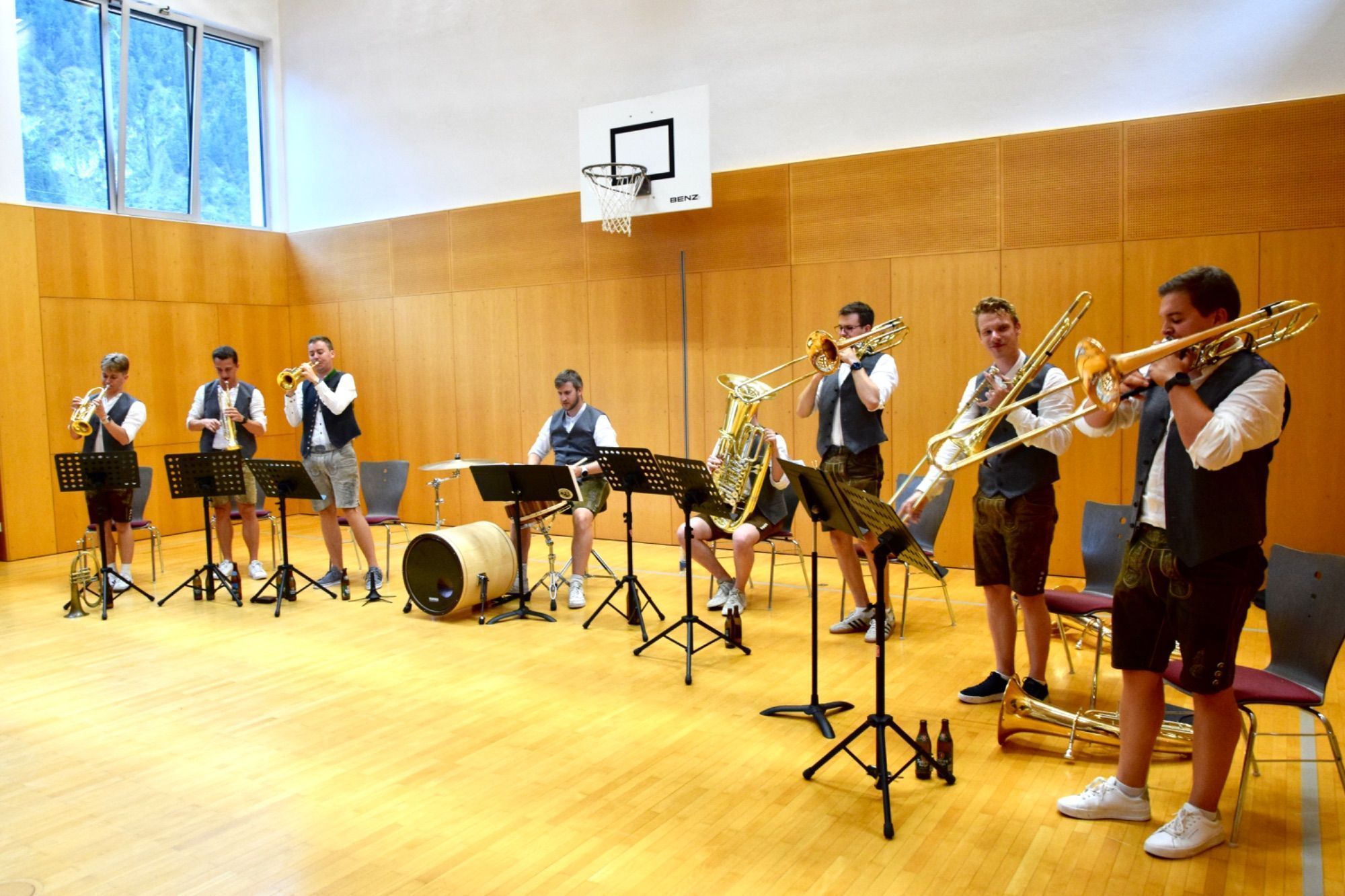 Auftritt der Landstraßen Musig mit Musikern aus Österreich und Südtirol, zu Beginn am Dorfplatz Lorüns, später wetterbedingt im Mehrzwecksaal der Gemeinde Lorüns